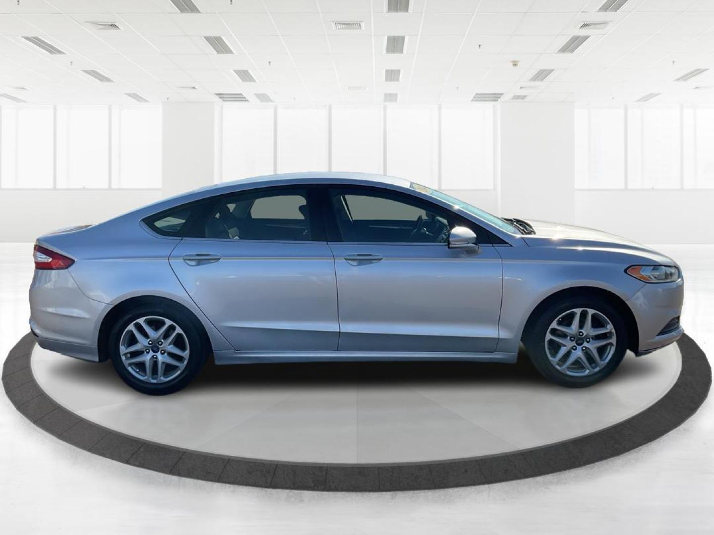 2014 Ingot Silver Ford Fusion SE (1FA6P0H76E5) with an 2.5L L4 DOHC 16V engine, located at 4508 South Dixie Dr, Moraine, OH, 45439, (937) 908-9800, 39.689976, -84.218452 - 2014 Ford Fusion SE - Photo#1