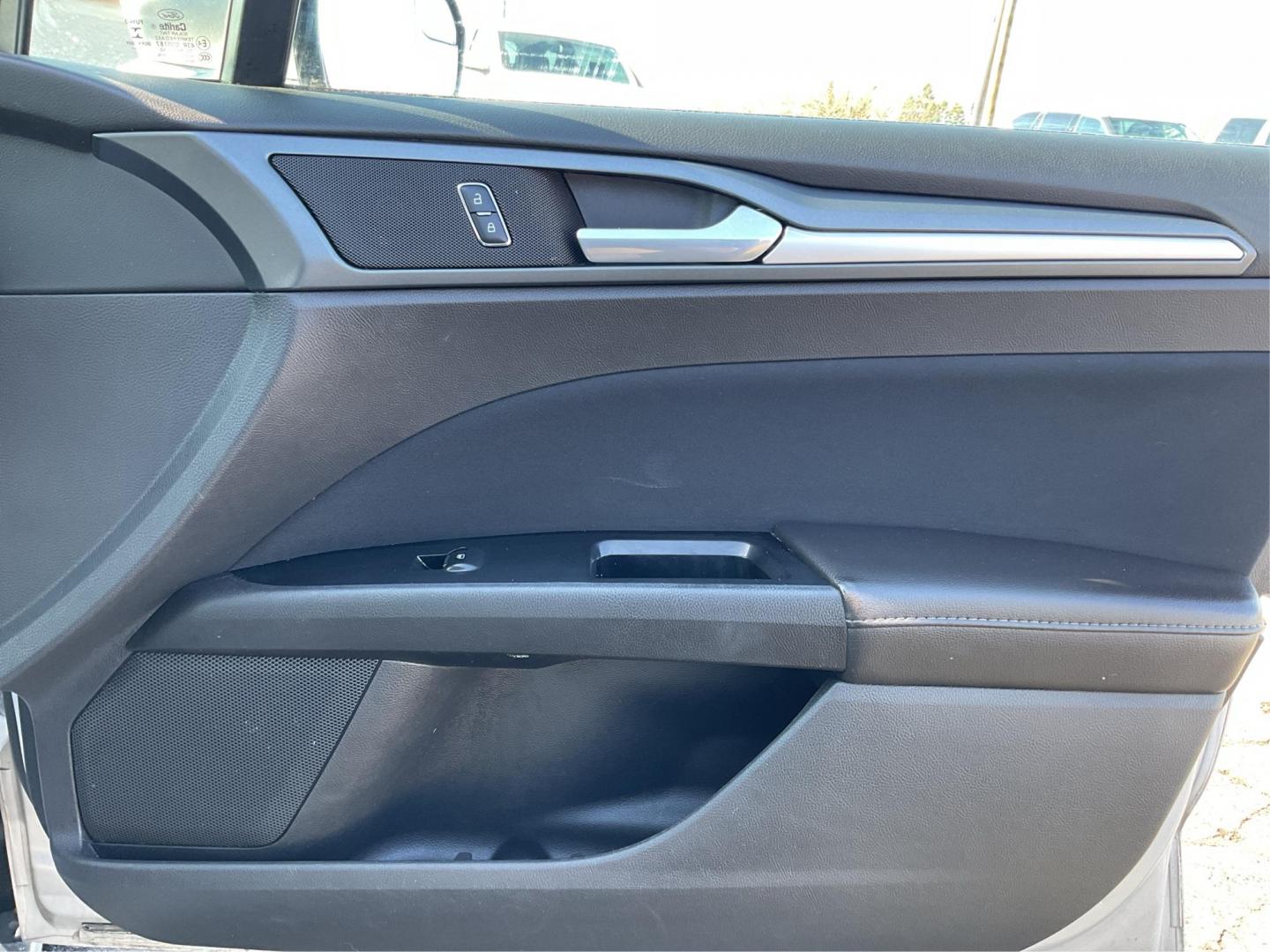 2014 Ingot Silver Ford Fusion SE (1FA6P0H76E5) with an 2.5L L4 DOHC 16V engine, located at 4508 South Dixie Dr, Moraine, OH, 45439, (937) 908-9800, 39.689976, -84.218452 - 2014 Ford Fusion SE - Photo#19