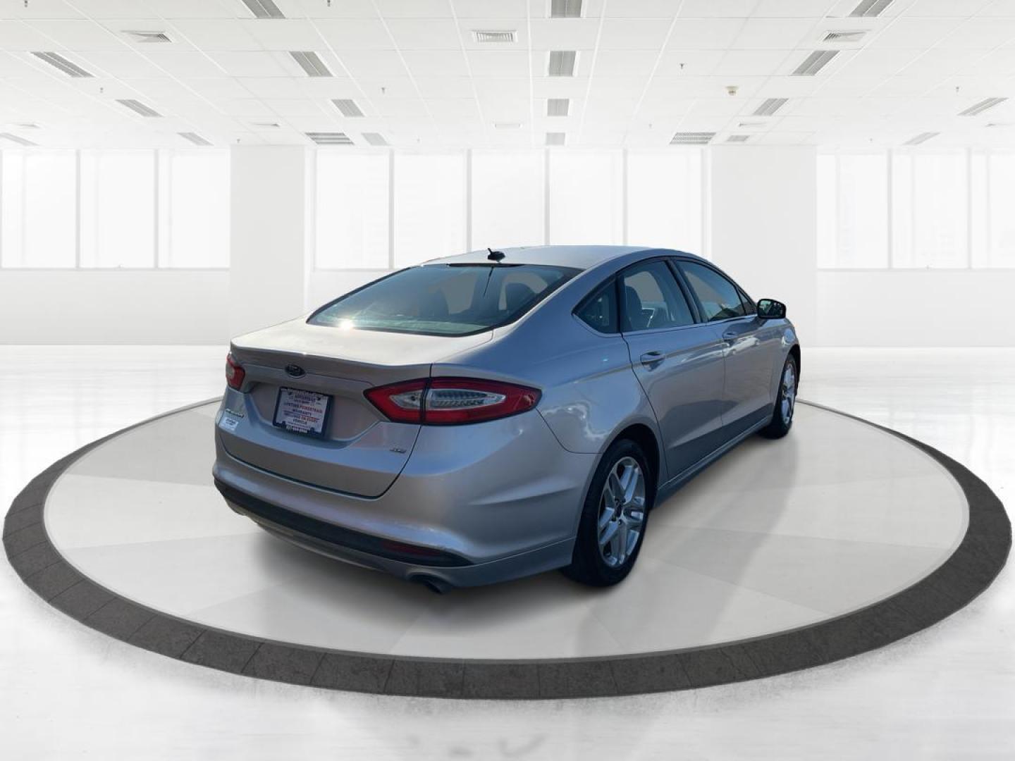 2014 Ingot Silver Ford Fusion SE (1FA6P0H76E5) with an 2.5L L4 DOHC 16V engine, located at 4508 South Dixie Dr, Moraine, OH, 45439, (937) 908-9800, 39.689976, -84.218452 - 2014 Ford Fusion SE - Photo#2
