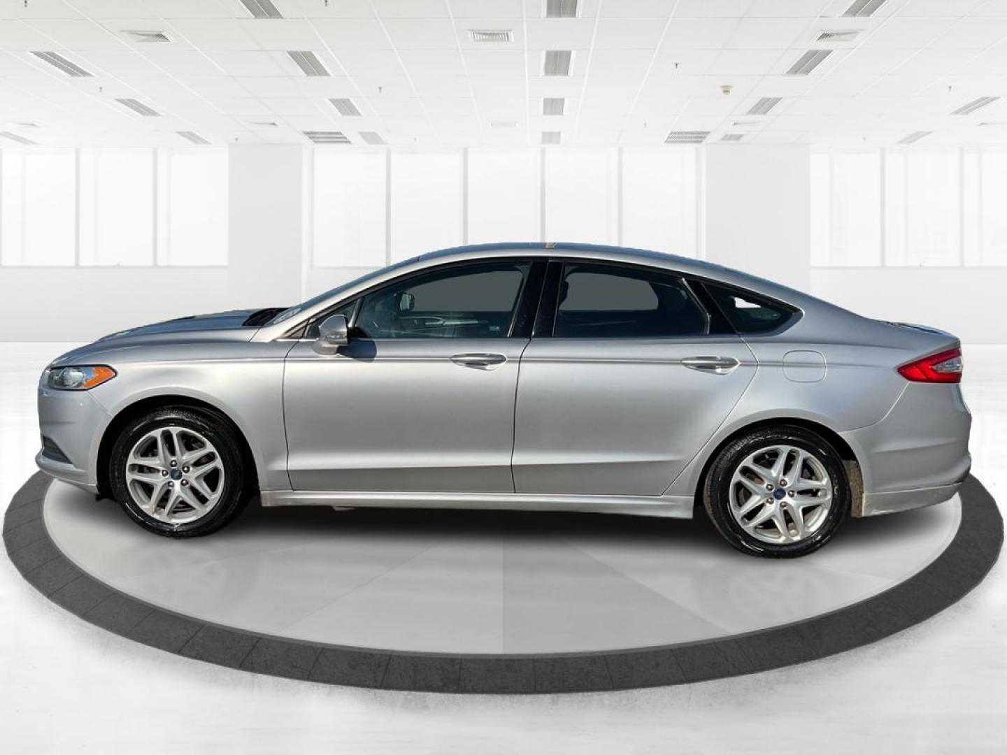 2014 Ingot Silver Ford Fusion SE (1FA6P0H76E5) with an 2.5L L4 DOHC 16V engine, located at 4508 South Dixie Dr, Moraine, OH, 45439, (937) 908-9800, 39.689976, -84.218452 - 2014 Ford Fusion SE - Photo#5