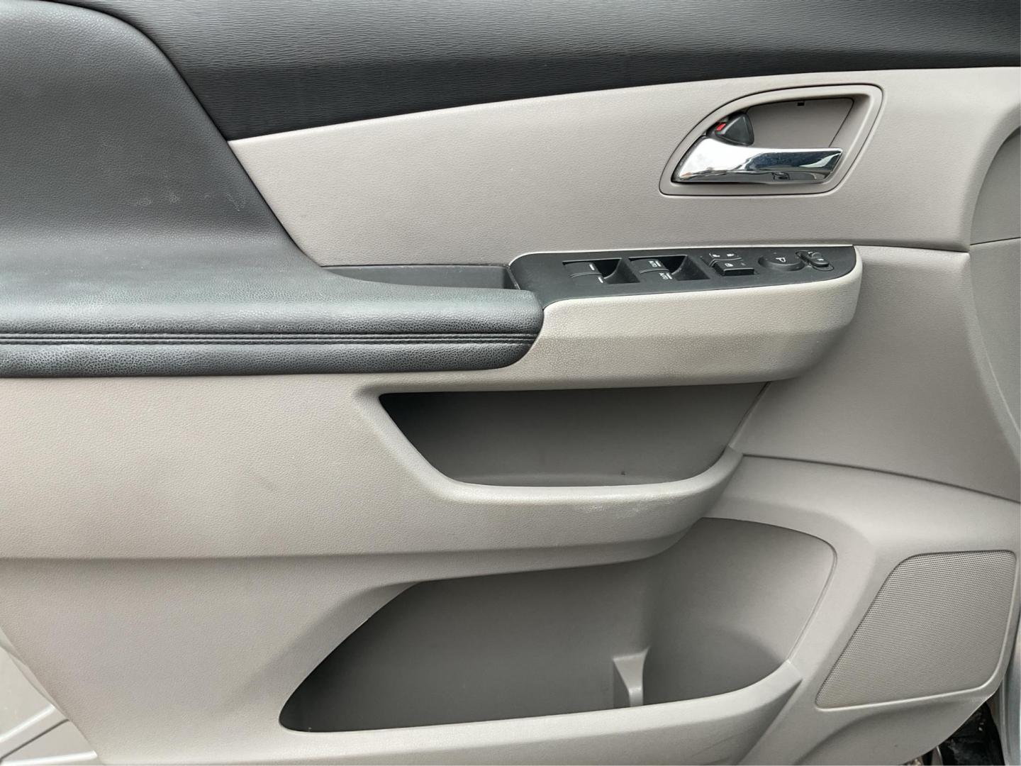 2014 Honda Odyssey LX (5FNRL5H23EB) with an 3.5L V-6 i-VTEC variable valve control engine, located at 1230 East Main St, Xenia, OH, 45385, (937) 908-9800, 39.688026, -83.910172 - 2014 Honda Odyssey LX - Photo#17