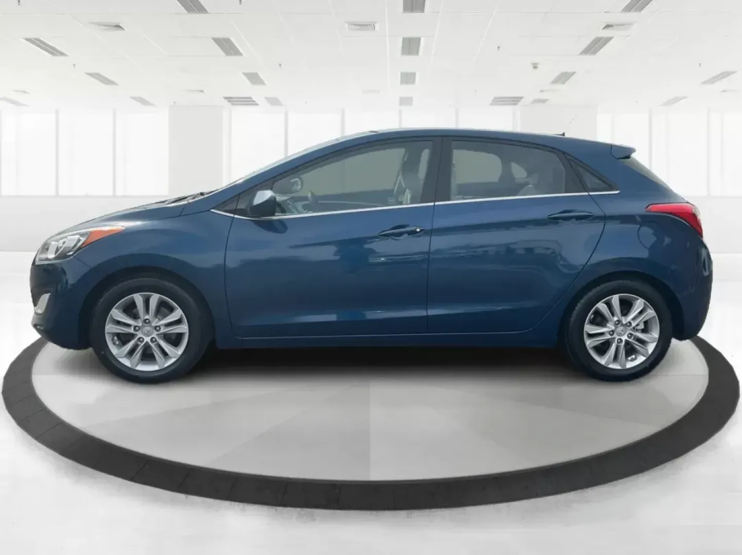 2014 Hyundai Elantra GT GT (KMHD35LH4EU) with an Other engine, located at 1230 East Main St, Xenia, OH, 45385, (937) 908-9800, 39.688026, -83.910172 - **Discover Your Next Adventure with the 2014 Hyundai Elantra GT at Advantage Car and Credit!**<br /> <br /> Are you searching for a reliable vehicle that fits seamlessly into both your daily routine and your weekend getaways? Look no further than the 2014 Hyundai Elantra GT, available at Advantage C - Photo#5