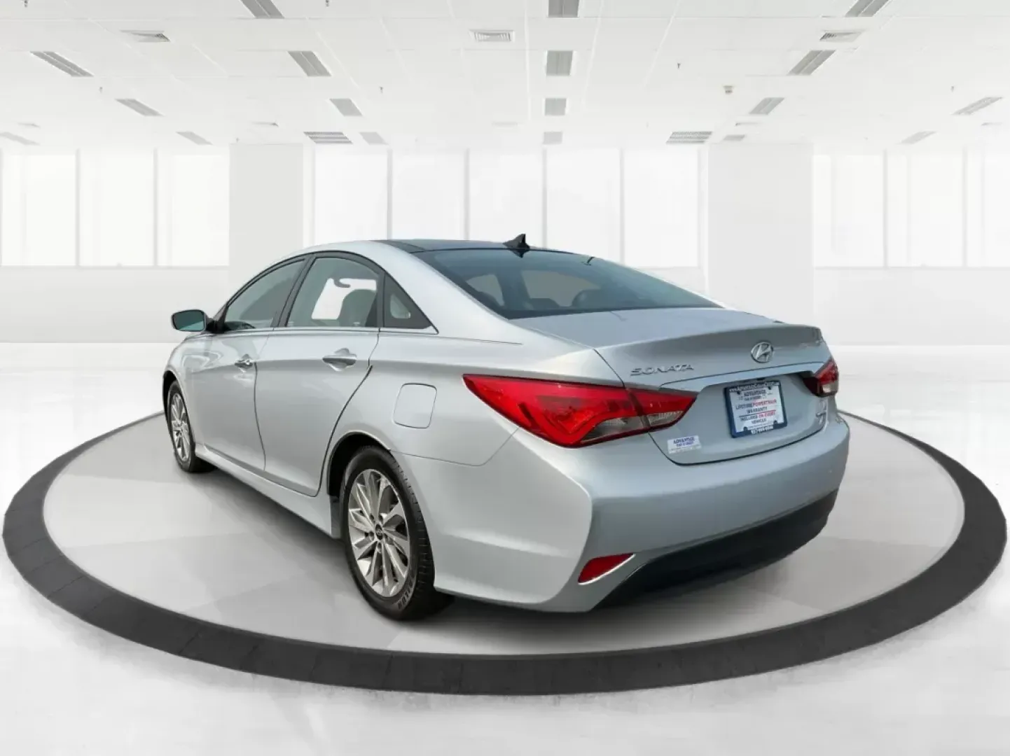 2014 Hyundai Sonata Limited (5NPEC4AC8EH) with an 2.4L I-4 gasoline direct injection engine, located at 1951 S Dayton Lakeview Rd., New Carlisle, OH, 45344, (937) 908-9800, 39.890999, -84.050255 - 2014 Hyundai Sonata Limited - Photo#4