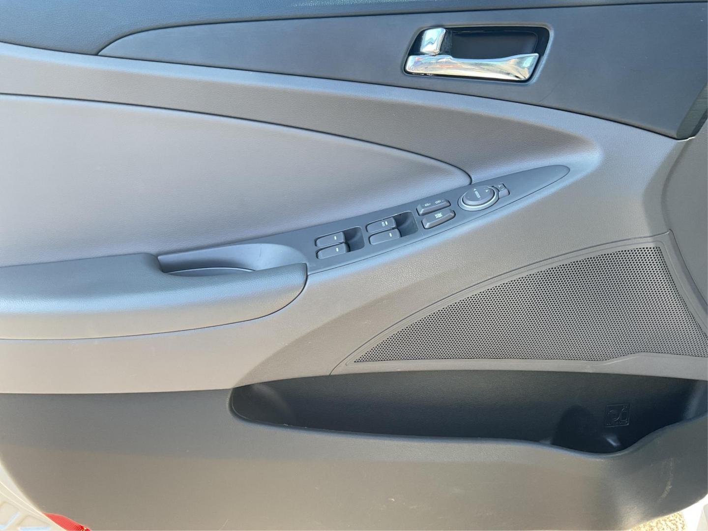 2014 Hyundai Sonata GLS (5NPEB4AC4EH) with an 2.4L I-4 gasoline direct injection engine, located at 4508 South Dixie Dr, Moraine, OH, 45439, (937) 908-9800, 39.689976, -84.218452 - 2014 Hyundai Sonata GLS - Photo#17