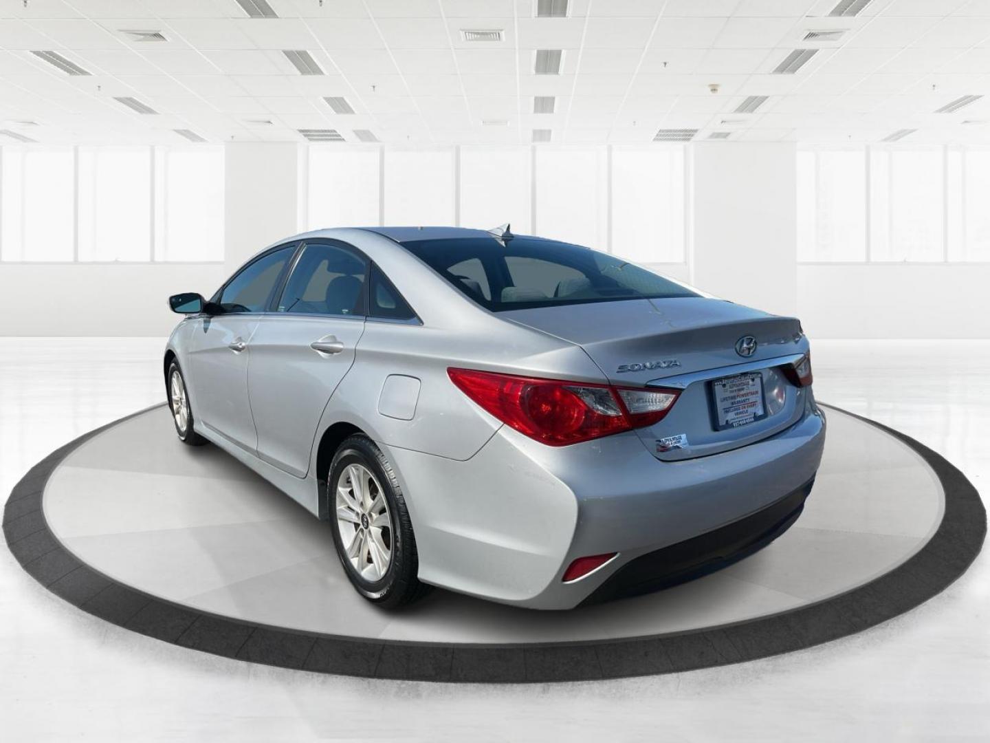 2014 Hyundai Sonata GLS (5NPEB4AC4EH) with an 2.4L I-4 gasoline direct injection engine, located at 4508 South Dixie Dr, Moraine, OH, 45439, (937) 908-9800, 39.689976, -84.218452 - 2014 Hyundai Sonata GLS - Photo#4