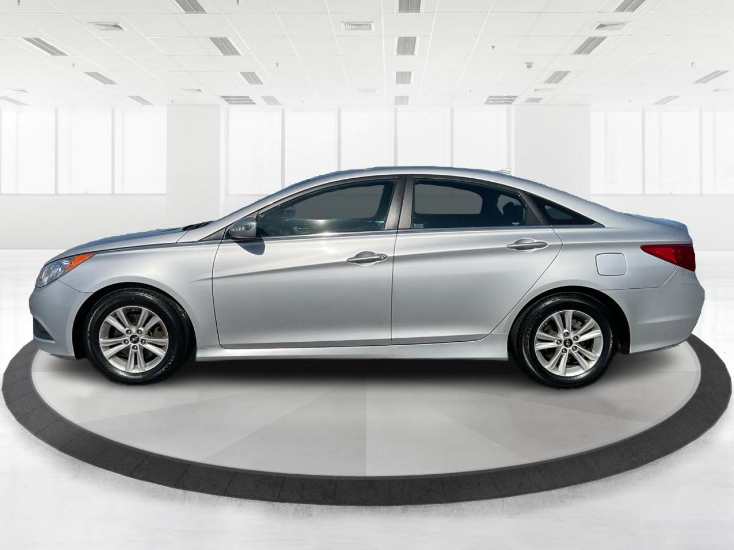 2014 Hyundai Sonata GLS (5NPEB4AC4EH) with an 2.4L I-4 gasoline direct injection engine, located at 4508 South Dixie Dr, Moraine, OH, 45439, (937) 908-9800, 39.689976, -84.218452 - 2014 Hyundai Sonata GLS - Photo#5