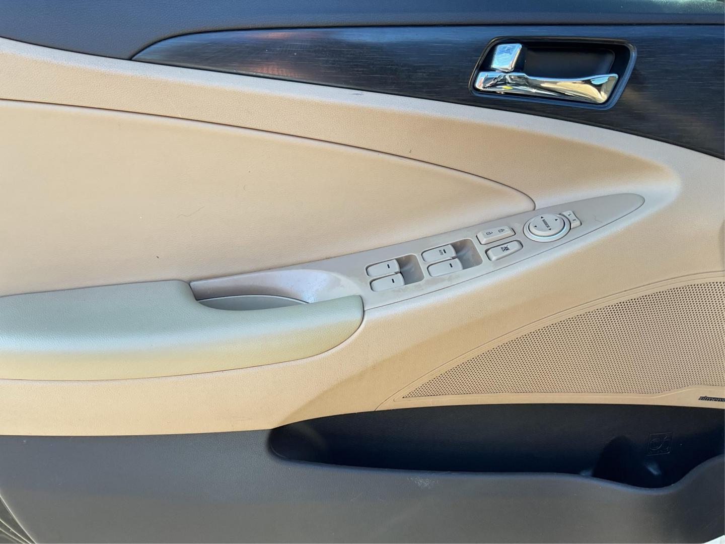 2014 Hyundai Sonata Limited 2.0T (5NPEC4AB6EH) with an 2L I-4 gasoline direct injection engine, located at 8750 N County Rd 25A, Piqua, OH, 45356, (937) 908-9800, 40.164391, -84.232513 - 2014 Hyundai Sonata Limited 2.0T - Photo#17
