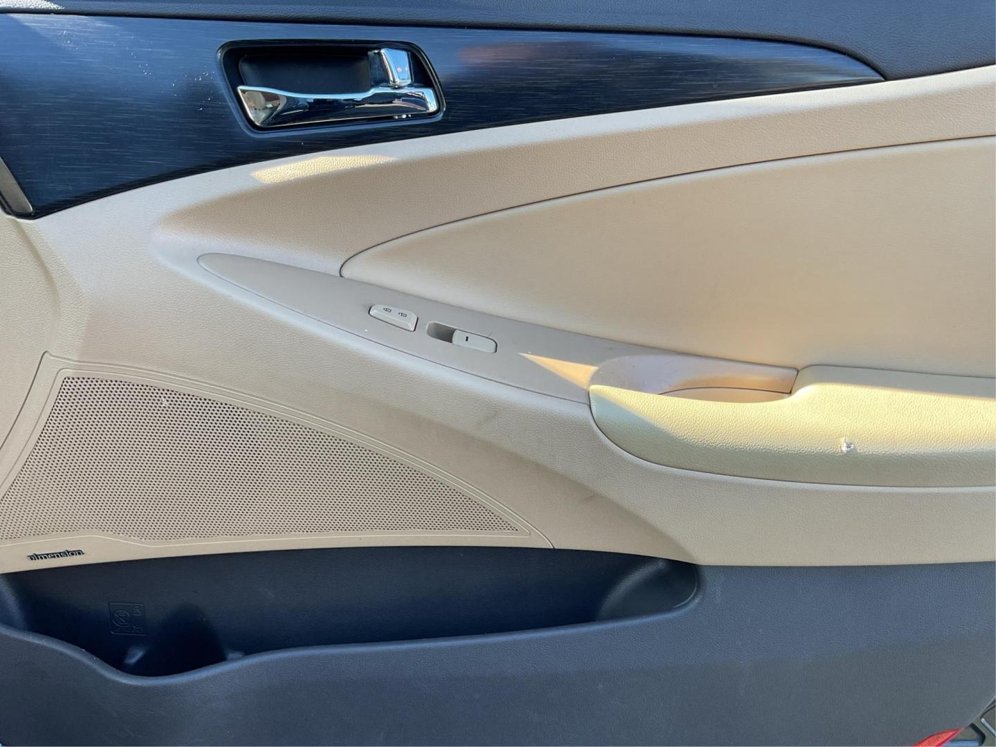 2014 Hyundai Sonata Limited 2.0T (5NPEC4AB6EH) with an 2L I-4 gasoline direct injection engine, located at 8750 N County Rd 25A, Piqua, OH, 45356, (937) 908-9800, 40.164391, -84.232513 - 2014 Hyundai Sonata Limited 2.0T - Photo#18