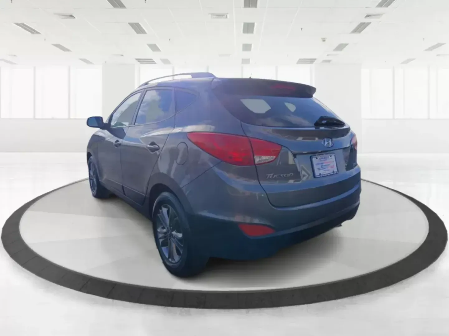 2014 Hyundai Tucson GLS AWD (KM8JUCAG3EU) with an 2.4L L4 DOHC 16V engine, 6-Speed Automatic transmission, located at 1184 Kauffman Ave, Fairborn, OH, 45324, (937) 908-9800, 39.807072, -84.030914 - **Explore the Great Outdoors with the 2014 Hyundai Tucson GLS AWD! Perfect for Weekend Adventures!**<br /> <br /> If you're ready to embrace life's adventures, the 2014 Hyundai Tucson GLS AWD is the SUV you need. Whether you're planning a weekend camping trip, daily commutes around Fairborn, or shut - Photo#4