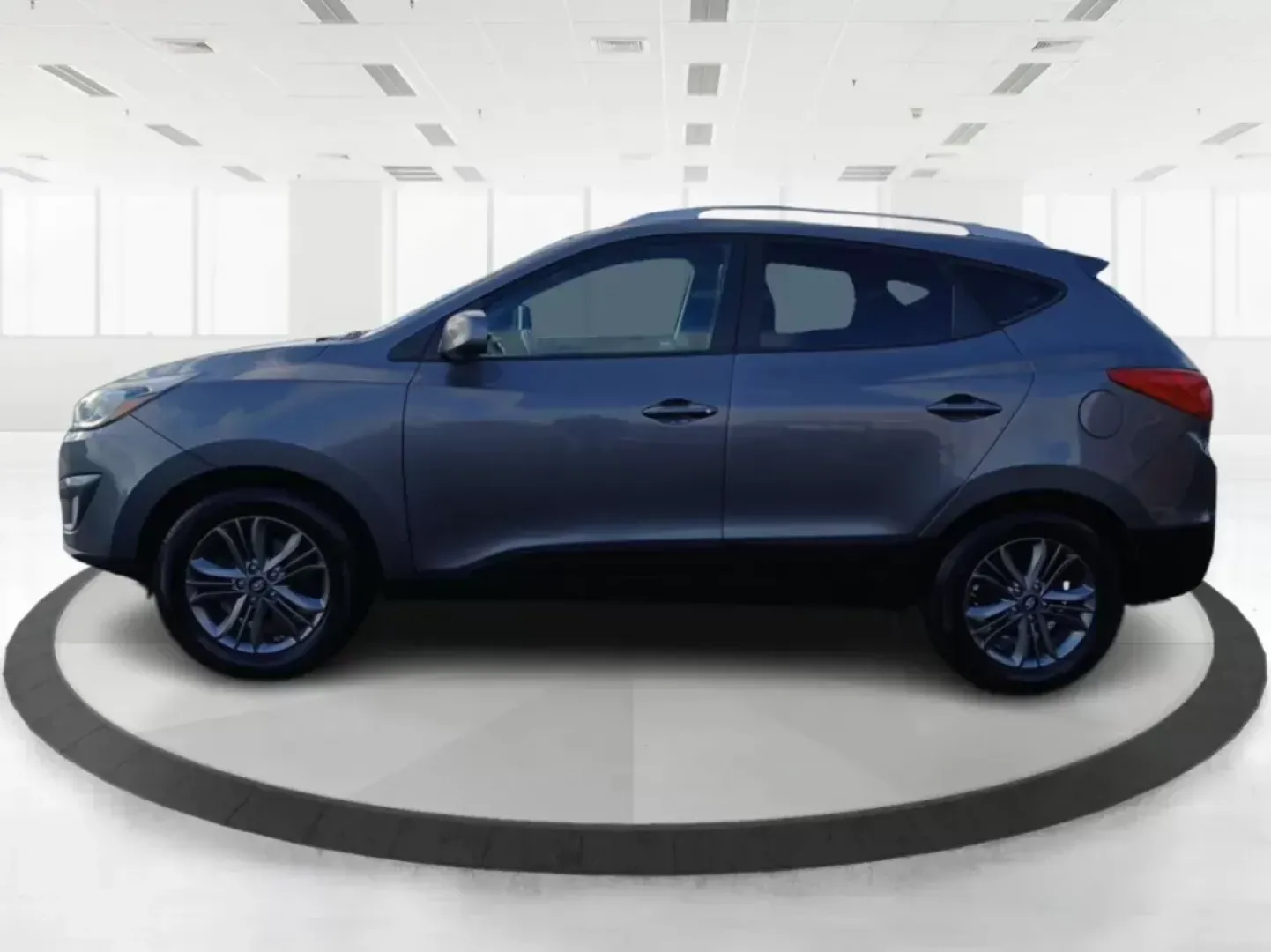 2014 Hyundai Tucson GLS AWD (KM8JUCAG3EU) with an 2.4L L4 DOHC 16V engine, 6-Speed Automatic transmission, located at 1184 Kauffman Ave, Fairborn, OH, 45324, (937) 908-9800, 39.807072, -84.030914 - **Explore the Great Outdoors with the 2014 Hyundai Tucson GLS AWD! Perfect for Weekend Adventures!**<br /> <br /> If you're ready to embrace life's adventures, the 2014 Hyundai Tucson GLS AWD is the SUV you need. Whether you're planning a weekend camping trip, daily commutes around Fairborn, or shut - Photo#5