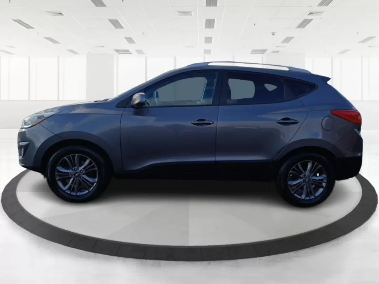 2014 Hyundai Tucson GLS AWD (KM8JUCAG3EU) with an 2.4L L4 DOHC 16V engine, 6-Speed Automatic transmission, located at 1184 Kauffman Ave, Fairborn, OH, 45324, (937) 908-9800, 39.807072, -84.030914 - **Explore the Great Outdoors with the 2014 Hyundai Tucson GLS AWD! Perfect for Weekend Adventures!**<br /> <br /> If you're ready to embrace life's adventures, the 2014 Hyundai Tucson GLS AWD is the SUV you need. Whether you're planning a weekend camping trip, daily commutes around Fairborn, or shut - Photo#5