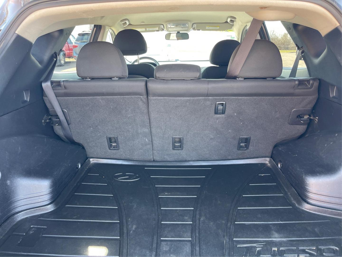 2014 Hyundai Tucson GLS (KM8JTCAF5EU) with an Nu 2L I-4 gasoline direct injection engine, located at 4508 South Dixie Dr, Moraine, OH, 45439, (937) 908-9800, 39.689976, -84.218452 - 2014 Hyundai Tucson GLS - Photo#10