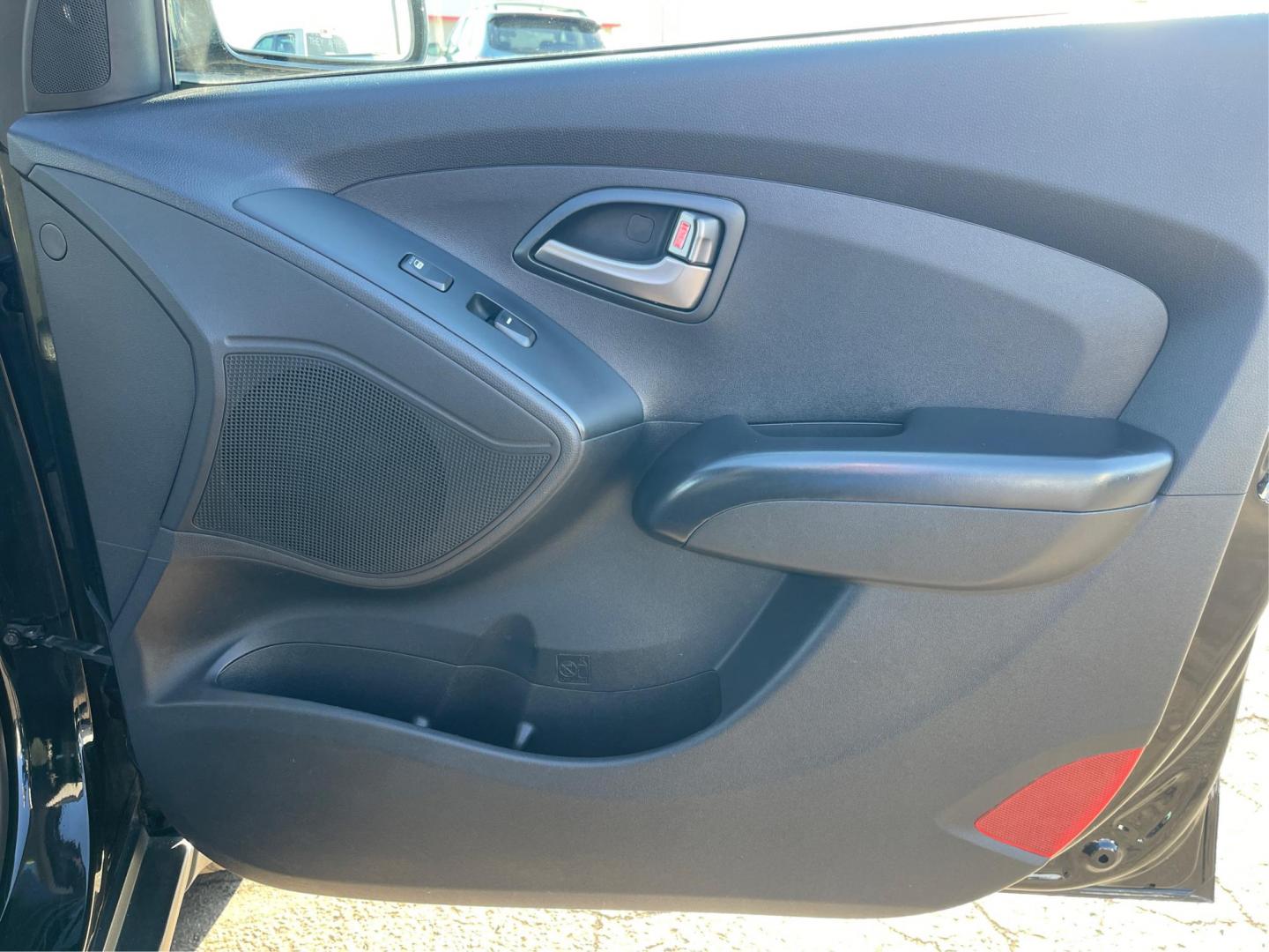 2014 Black Hyundai Tucson GL Auto AWD (KM8JTCAF0EU) with an 2.0L L4 DOHC 16V engine, 6-Speed Automatic transmission, located at 1230 East Main St, Xenia, OH, 45385, (937) 908-9800, 39.688026, -83.910172 - 2014 Hyundai Tucson GL Auto AWD - Photo#19