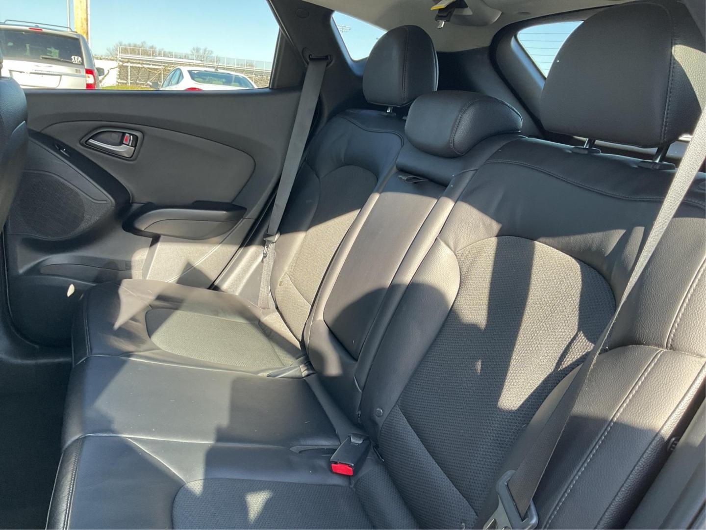 2014 Hyundai Tucson SE (KM8JUCAG8EU) with an Theta II 2.4L I-4 gasoline direct injection engine, located at 1230 East Main St, Xenia, OH, 45385, (937) 908-9800, 39.688026, -83.910172 - 2014 Hyundai Tucson SE - Photo#9