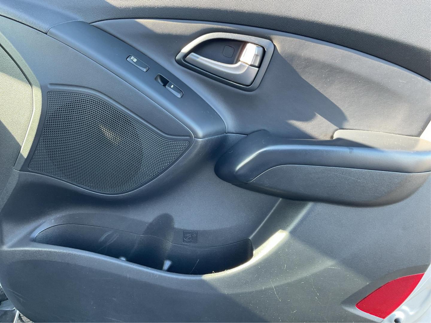 2014 Hyundai Tucson SE (KM8JUCAG8EU) with an Theta II 2.4L I-4 gasoline direct injection engine, located at 1230 East Main St, Xenia, OH, 45385, (937) 908-9800, 39.688026, -83.910172 - 2014 Hyundai Tucson SE - Photo#18