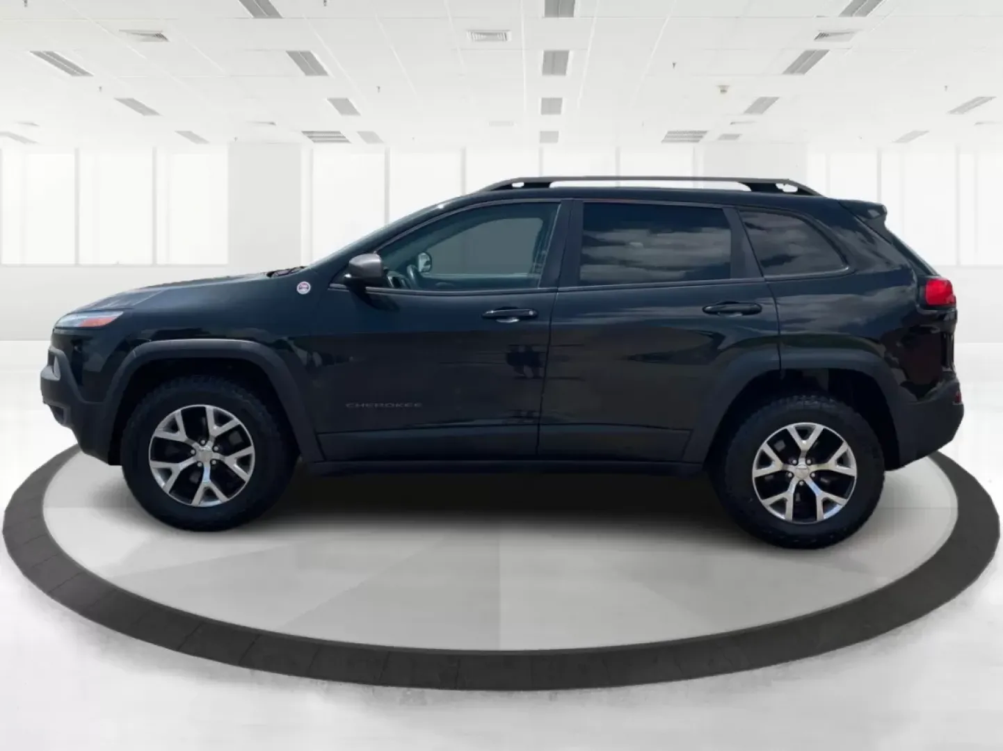 2014 Jeep Cherokee Trailhawk (1C4PJMBS6EW) with an Other engine, located at 1184 Kauffman Ave, Fairborn, OH, 45324, (937) 908-9800, 39.807072, -84.030914 - Experience the thrill of adventure with the 2014 Jeep Cherokee Trailhawk, now available at Advantage Car and Credit in Fairborn, OH. This crossover SUV isn't just a vehicle; it's the perfect companion for weekend getaways, family road trips, and daily commutes alike. Whether you're traversing rugged - Photo#5