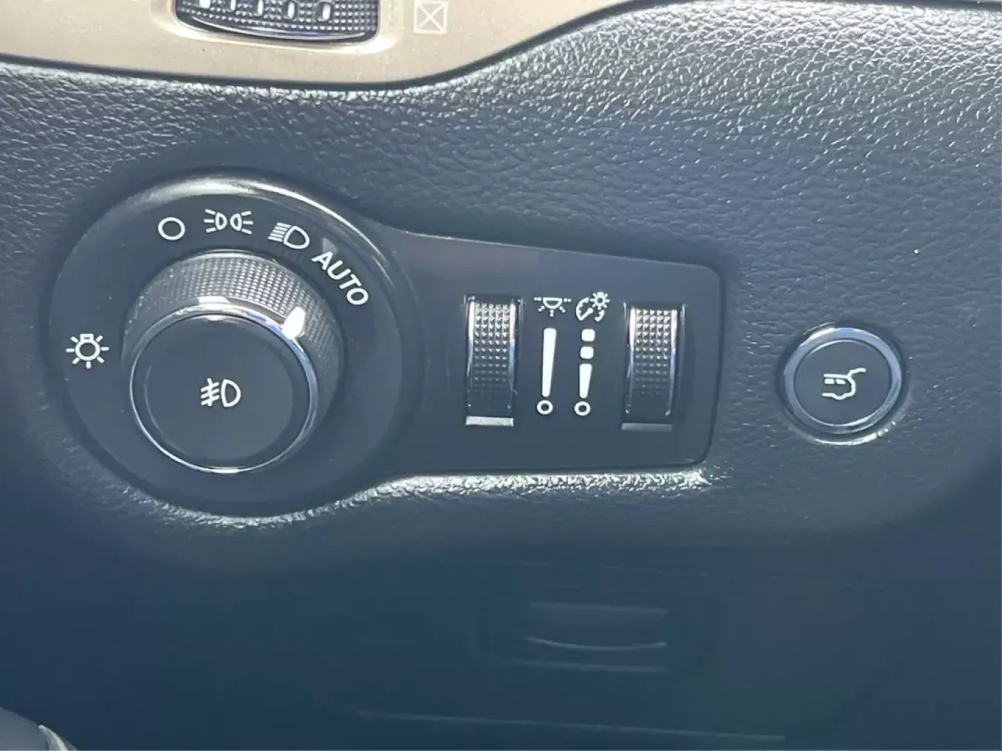 2014 Jeep Cherokee Latitude (1C4PJMCS3EW) with an Other engine, located at 1230 East Main St, Xenia, OH, 45385, (937) 908-9800, 39.688026, -83.910172 - **Unleash Your Adventurous Spirit with the 2014 Jeep Cherokee Latitude!**<br /> <br /> If you're looking for a vehicle that can keep up with your active lifestyle while accommodating family and friends, look no further than this stunning 2014 Jeep Cherokee Latitude. With its rugged capability and ve - Photo#15