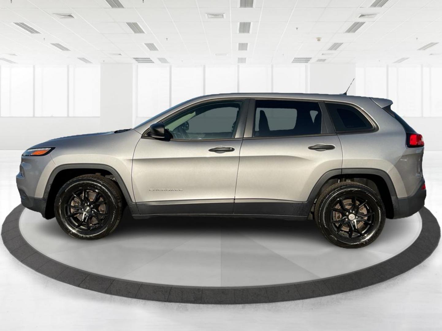 2014 Jeep Cherokee Sport (1C4PJLAB6EW) with an MultiAir2 Tigershark 2.4L I-4 variable valve contr engine, located at 880 E. National Road, Vandalia, OH, 45377, (937) 908-9800, 39.891918, -84.183594 - 2014 Jeep Cherokee Sport - Photo#5