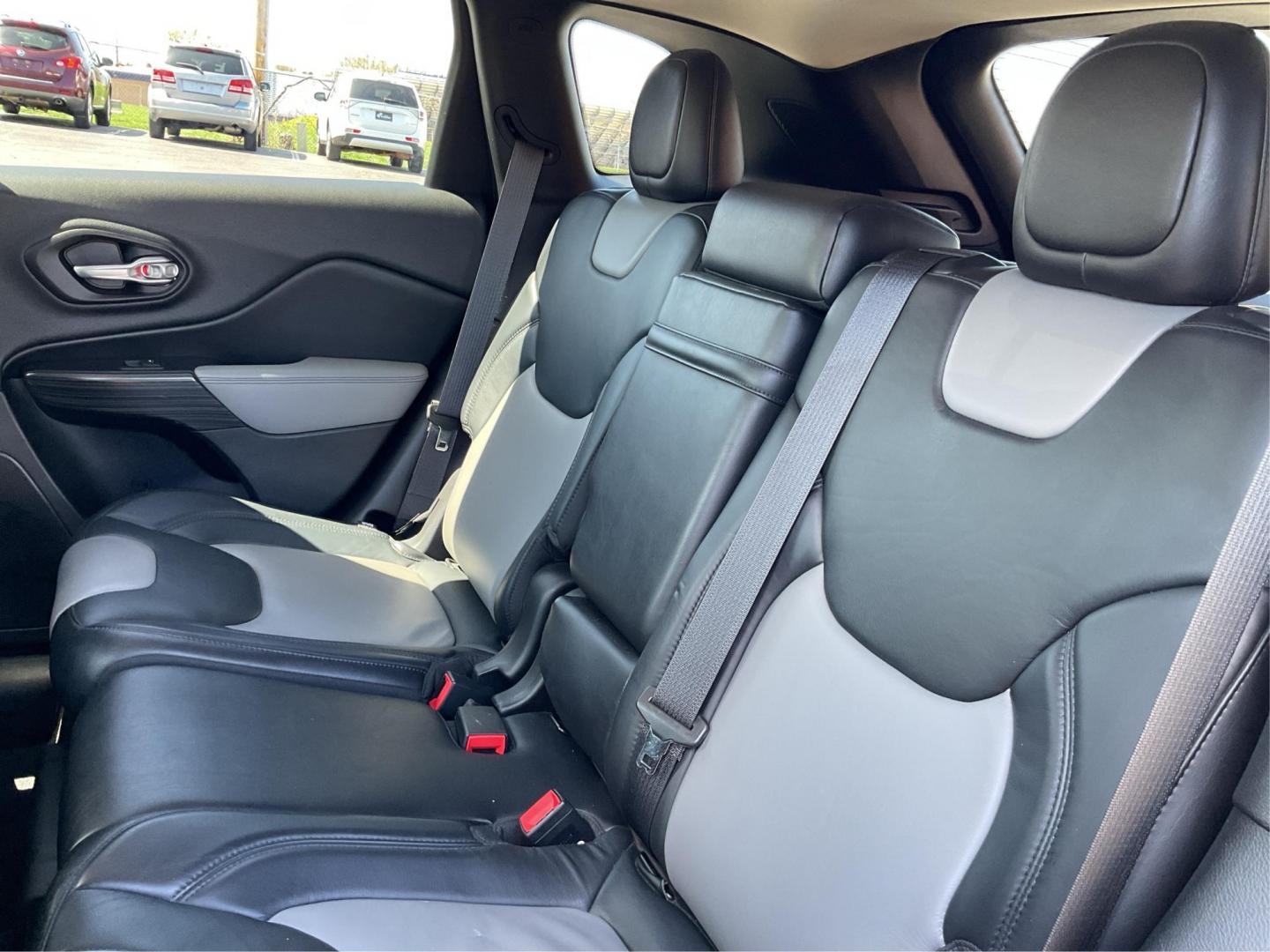 2014 Jeep Cherokee Limited 4WD (1C4PJMDBXEW) with an 2.4L L4 DOHC 16V engine, 9-Speed Automatic transmission, located at 880 E. National Road, Vandalia, OH, 45377, (937) 908-9800, 39.891918, -84.183594 - 2014 Jeep Cherokee Limited 4WD - Photo#9
