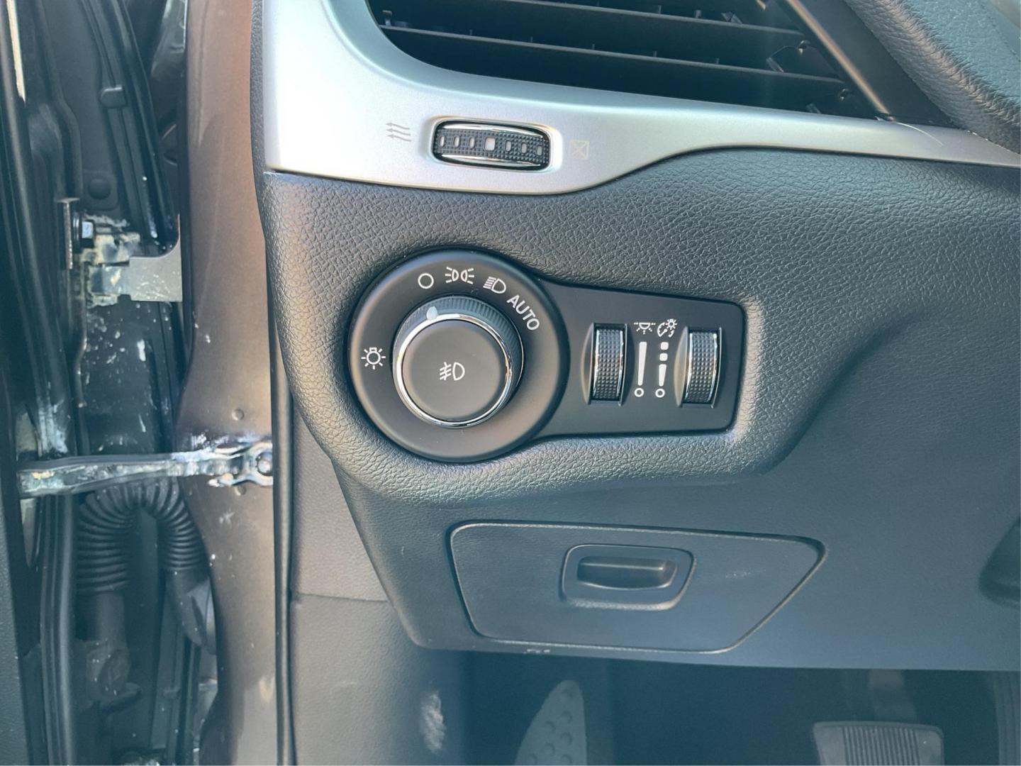 2014 Jeep Cherokee Limited 4WD (1C4PJMDBXEW) with an 2.4L L4 DOHC 16V engine, 9-Speed Automatic transmission, located at 880 E. National Road, Vandalia, OH, 45377, (937) 908-9800, 39.891918, -84.183594 - 2014 Jeep Cherokee Limited 4WD - Photo#16