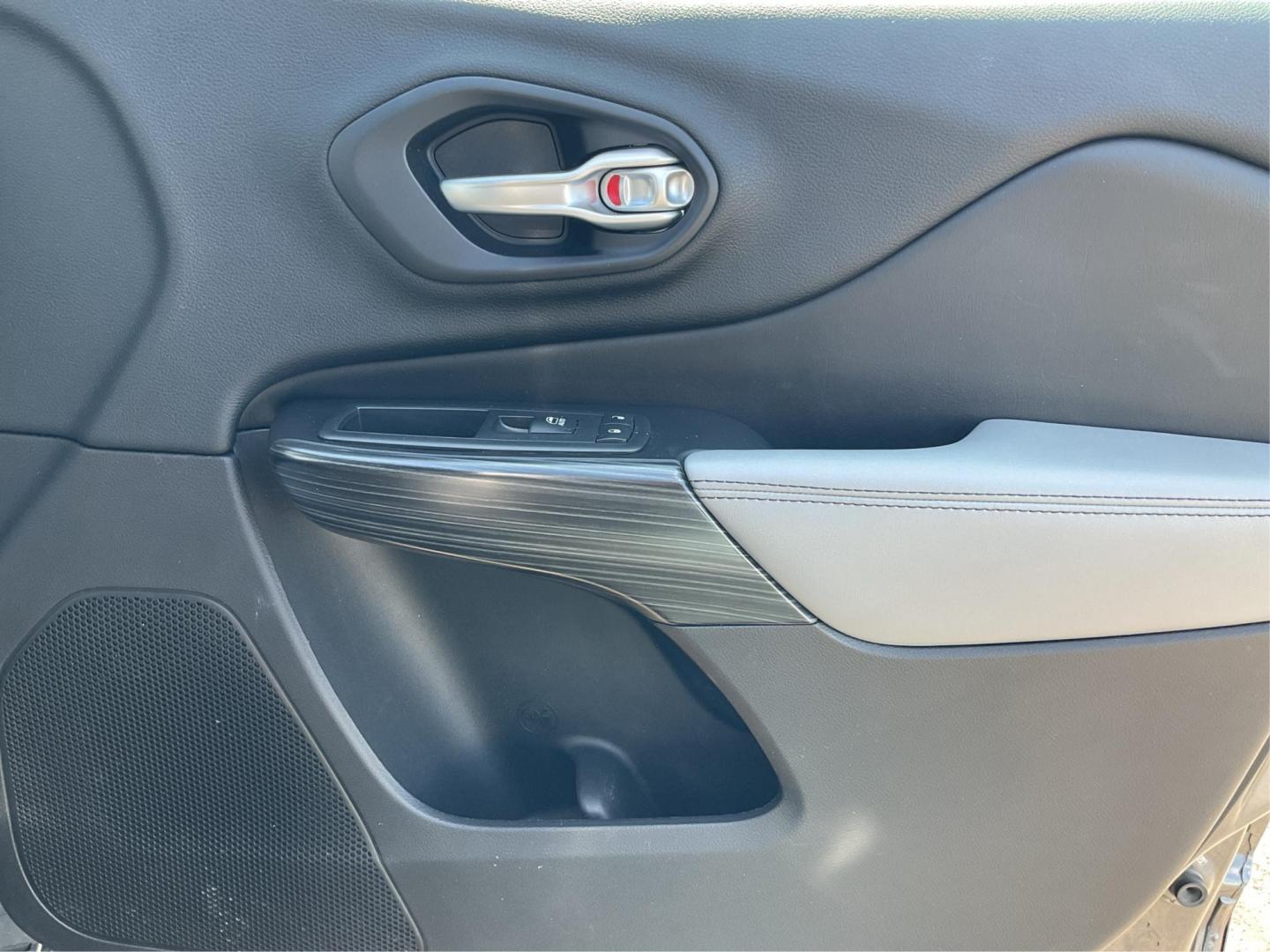 2014 Jeep Cherokee Limited 4WD (1C4PJMDBXEW) with an 2.4L L4 DOHC 16V engine, 9-Speed Automatic transmission, located at 880 E. National Road, Vandalia, OH, 45377, (937) 908-9800, 39.891918, -84.183594 - 2014 Jeep Cherokee Limited 4WD - Photo#19