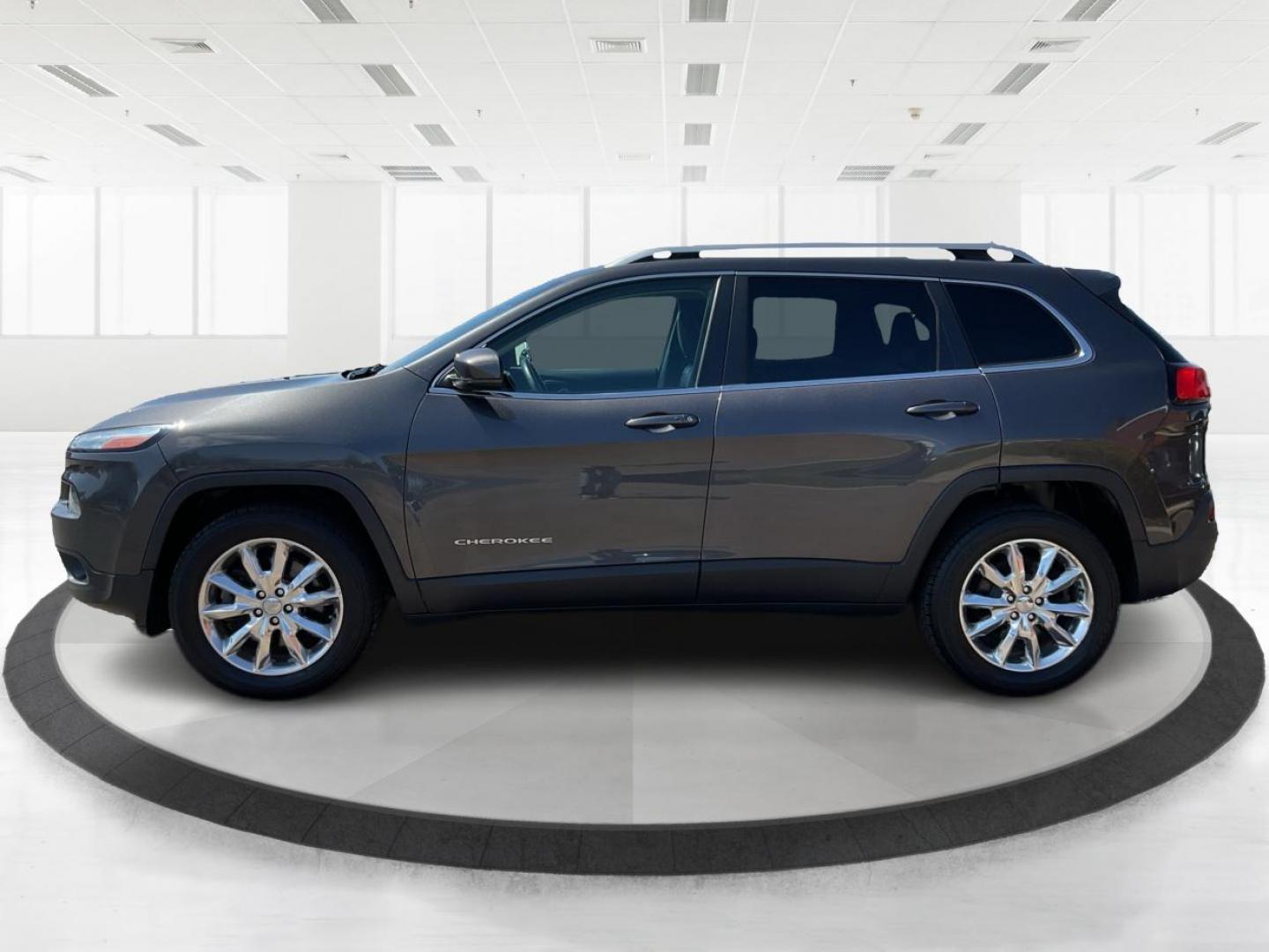 2014 Jeep Cherokee Limited 4WD (1C4PJMDBXEW) with an 2.4L L4 DOHC 16V engine, 9-Speed Automatic transmission, located at 880 E. National Road, Vandalia, OH, 45377, (937) 908-9800, 39.891918, -84.183594 - 2014 Jeep Cherokee Limited 4WD - Photo#5