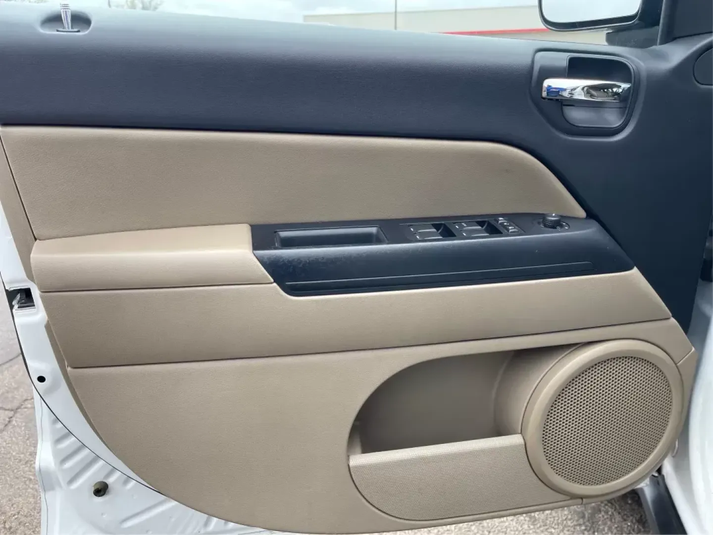 2014 Bright White Clearcoat Jeep Compass Sport FWD (1C4NJCBA9ED) with an 2.0L L4 DOHC 16V engine, located at 880 E. National Road, Vandalia, OH, 45377, (937) 908-9800, 39.891918, -84.183594 - 2014 Jeep Compass Sport FWD - Photo#16