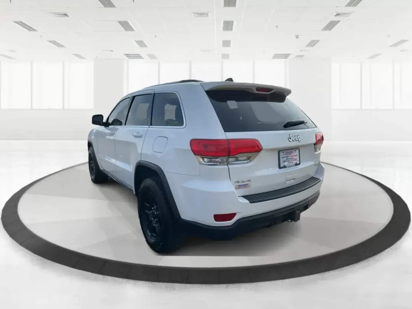 2014 Jeep Grand Cherokee Laredo (1C4RJFAGXEC) with an 3.6L V-6 DOHC engine, located at 1951 S Dayton Lakeview Rd., New Carlisle, OH, 45344, (937) 908-9800, 39.890999, -84.050255 - 2014 Jeep Grand Cherokee Laredo - Photo#4