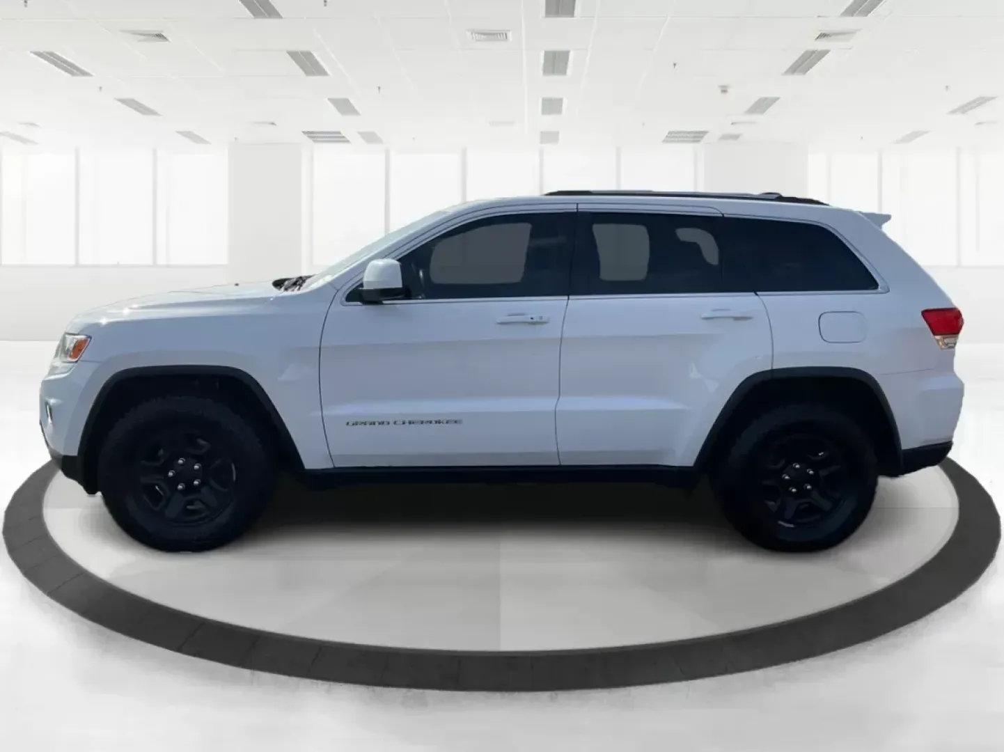 2014 Jeep Grand Cherokee Laredo (1C4RJFAGXEC) with an 3.6L V-6 DOHC engine, located at 1951 S Dayton Lakeview Rd., New Carlisle, OH, 45344, (937) 908-9800, 39.890999, -84.050255 - 2014 Jeep Grand Cherokee Laredo - Photo#5