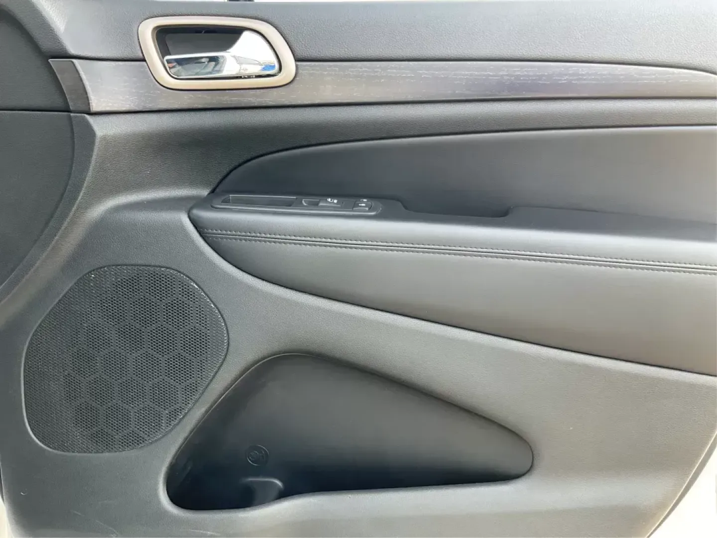 2014 Jeep Grand Cherokee Laredo (1C4RJFAGXEC) with an 3.6L V-6 DOHC engine, located at 1951 S Dayton Lakeview Rd., New Carlisle, OH, 45344, (937) 908-9800, 39.890999, -84.050255 - 2014 Jeep Grand Cherokee Laredo - Photo#19