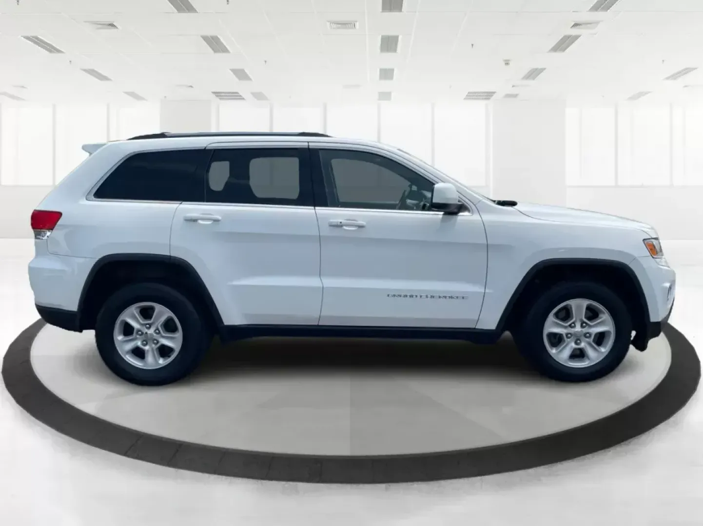 2014 Jeep Grand Cherokee Laredo (1C4RJFAGXEC) with an 3.6L V-6 DOHC engine, located at 1184 Kauffman Ave, Fairborn, OH, 45324, (937) 908-9800, 39.807072, -84.030914 - **Explore the Great Outdoors with the 2014 Jeep Grand Cherokee Laredo Perfect for Adventurous Souls!**<br /> <br /> Are you ready to elevate your travel experience? The 2014 Jeep Grand Cherokee Laredo is not just a vehicle; it's your ticket to adventure. Ideal for families seeking weekend getaways, - Photo#1