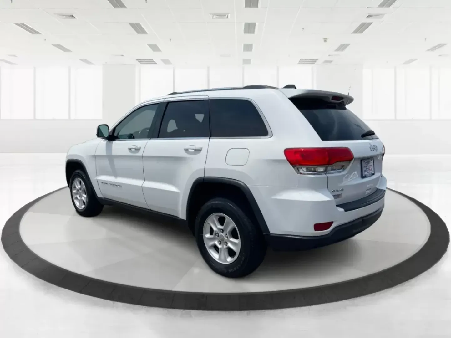 2014 Jeep Grand Cherokee Laredo (1C4RJFAGXEC) with an 3.6L V-6 DOHC engine, located at 1184 Kauffman Ave, Fairborn, OH, 45324, (937) 908-9800, 39.807072, -84.030914 - **Explore the Great Outdoors with the 2014 Jeep Grand Cherokee Laredo Perfect for Adventurous Souls!**<br /> <br /> Are you ready to elevate your travel experience? The 2014 Jeep Grand Cherokee Laredo is not just a vehicle; it's your ticket to adventure. Ideal for families seeking weekend getaways, - Photo#4