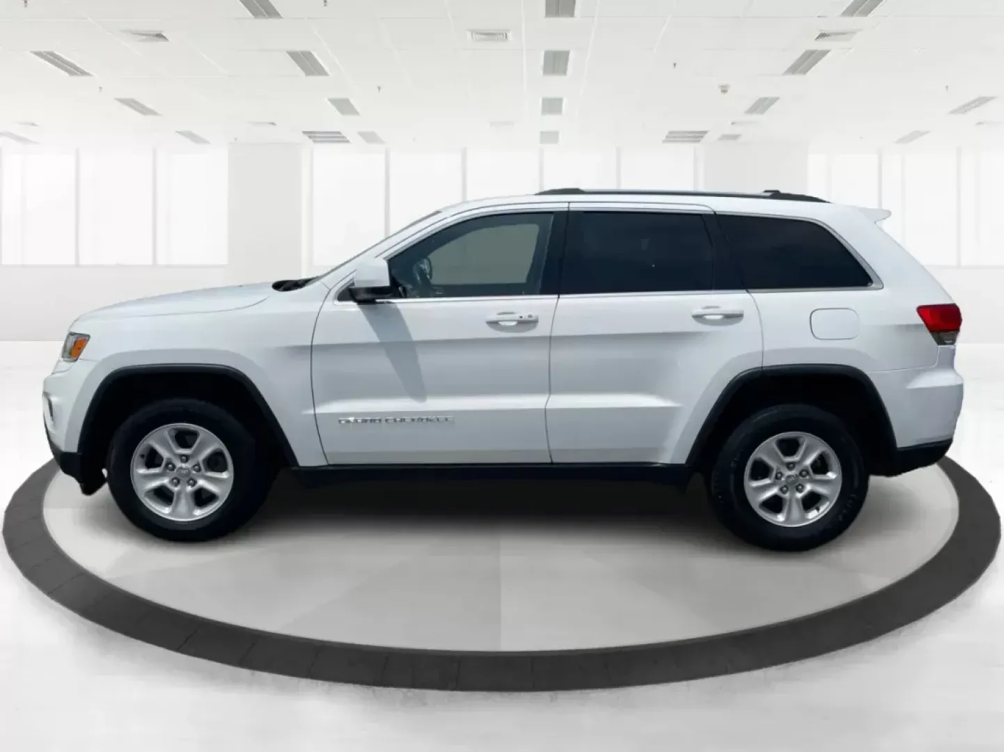 2014 Jeep Grand Cherokee Laredo (1C4RJFAGXEC) with an 3.6L V-6 DOHC engine, located at 1184 Kauffman Ave, Fairborn, OH, 45324, (937) 908-9800, 39.807072, -84.030914 - **Explore the Great Outdoors with the 2014 Jeep Grand Cherokee Laredo Perfect for Adventurous Souls!**<br /> <br /> Are you ready to elevate your travel experience? The 2014 Jeep Grand Cherokee Laredo is not just a vehicle; it's your ticket to adventure. Ideal for families seeking weekend getaways, - Photo#5
