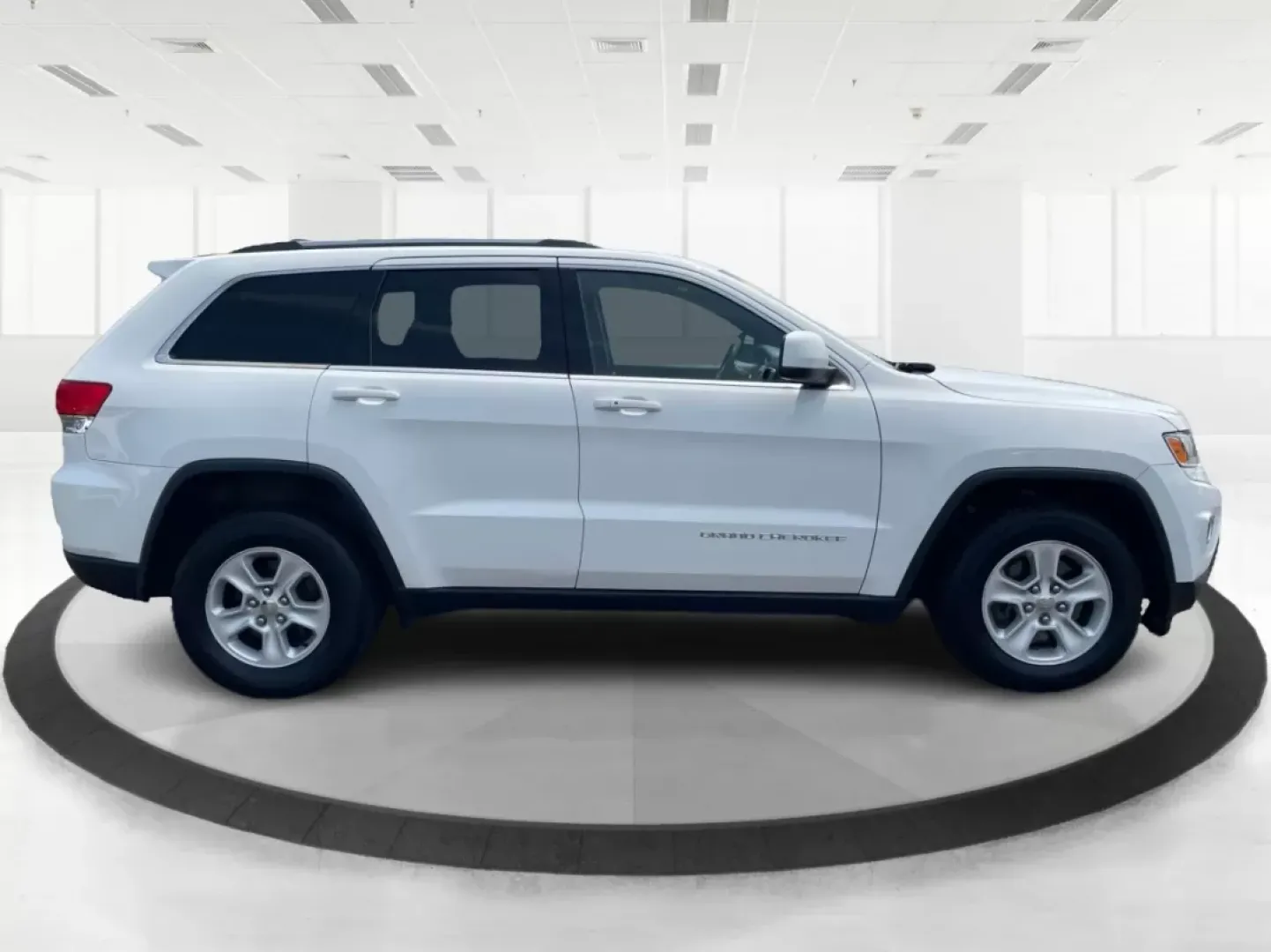 2014 Jeep Grand Cherokee Laredo (1C4RJFAGXEC) with an 3.6L V-6 DOHC engine, located at 1184 Kauffman Ave, Fairborn, OH, 45324, (937) 908-9800, 39.807072, -84.030914 - Are you ready to elevate your daily drive and weekend adventures? Look no further than Advantage Car and Credit in Fairborn, OH, where we specialize in offering reliable vehicles tailored to your lifestyle. Our featured vehicle, a 2014 Jeep Grand Cherokee Laredo, is perfect for anyone seeking a blen - Photo#1