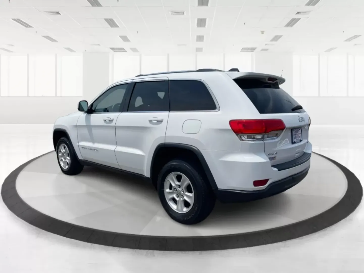2014 Jeep Grand Cherokee Laredo (1C4RJFAGXEC) with an 3.6L V-6 DOHC engine, located at 1184 Kauffman Ave, Fairborn, OH, 45324, (937) 908-9800, 39.807072, -84.030914 - Are you ready to elevate your daily drive and weekend adventures? Look no further than Advantage Car and Credit in Fairborn, OH, where we specialize in offering reliable vehicles tailored to your lifestyle. Our featured vehicle, a 2014 Jeep Grand Cherokee Laredo, is perfect for anyone seeking a blen - Photo#4