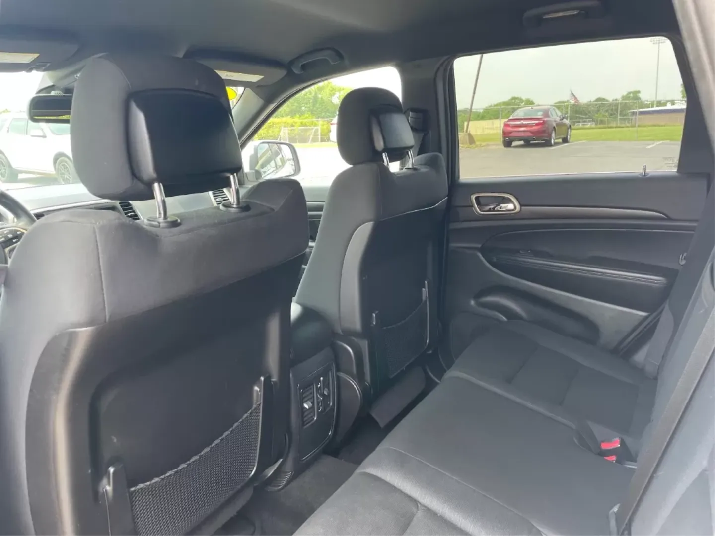 2014 Jeep Grand Cherokee Laredo (1C4RJFAGXEC) with an 3.6L V-6 DOHC engine, located at 1184 Kauffman Ave, Fairborn, OH, 45324, (937) 908-9800, 39.807072, -84.030914 - Are you ready to elevate your daily drive and weekend adventures? Look no further than Advantage Car and Credit in Fairborn, OH, where we specialize in offering reliable vehicles tailored to your lifestyle. Our featured vehicle, a 2014 Jeep Grand Cherokee Laredo, is perfect for anyone seeking a blen - Photo#10