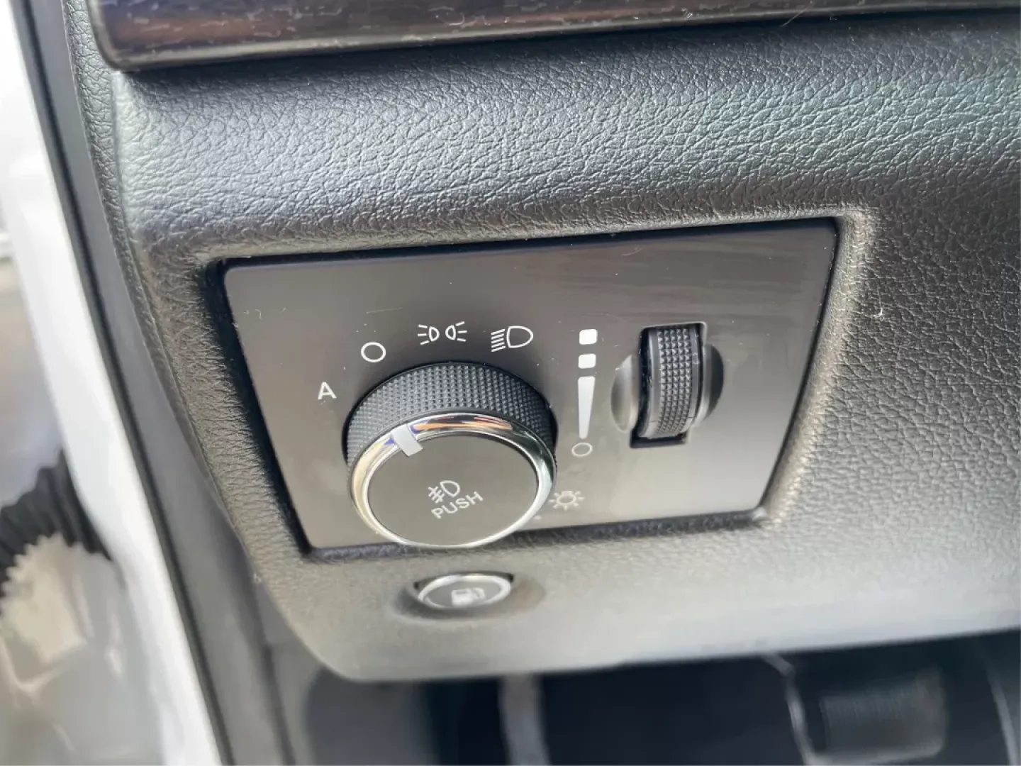 2014 Jeep Grand Cherokee Laredo (1C4RJFAGXEC) with an 3.6L V-6 DOHC engine, located at 1184 Kauffman Ave, Fairborn, OH, 45324, (937) 908-9800, 39.807072, -84.030914 - Are you ready to elevate your daily drive and weekend adventures? Look no further than Advantage Car and Credit in Fairborn, OH, where we specialize in offering reliable vehicles tailored to your lifestyle. Our featured vehicle, a 2014 Jeep Grand Cherokee Laredo, is perfect for anyone seeking a blen - Photo#17