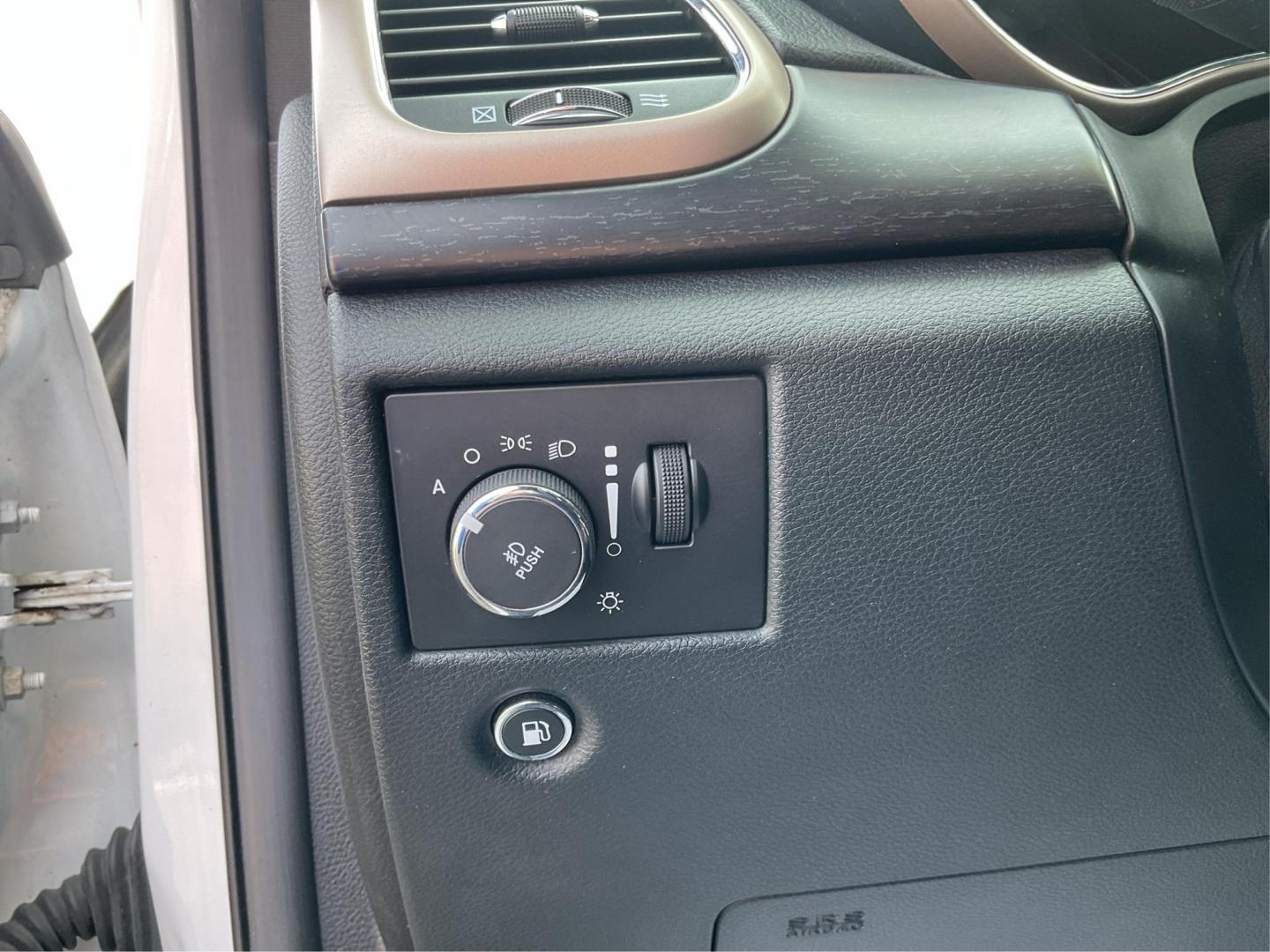 2014 Jeep Grand Cherokee Laredo (1C4RJFAGXEC) with an 3.6L V-6 DOHC engine, located at 1951 S Dayton Lakeview Rd., New Carlisle, OH, 45344, (937) 908-9800, 39.890999, -84.050255 - 2014 Jeep Grand Cherokee Laredo - Photo#16