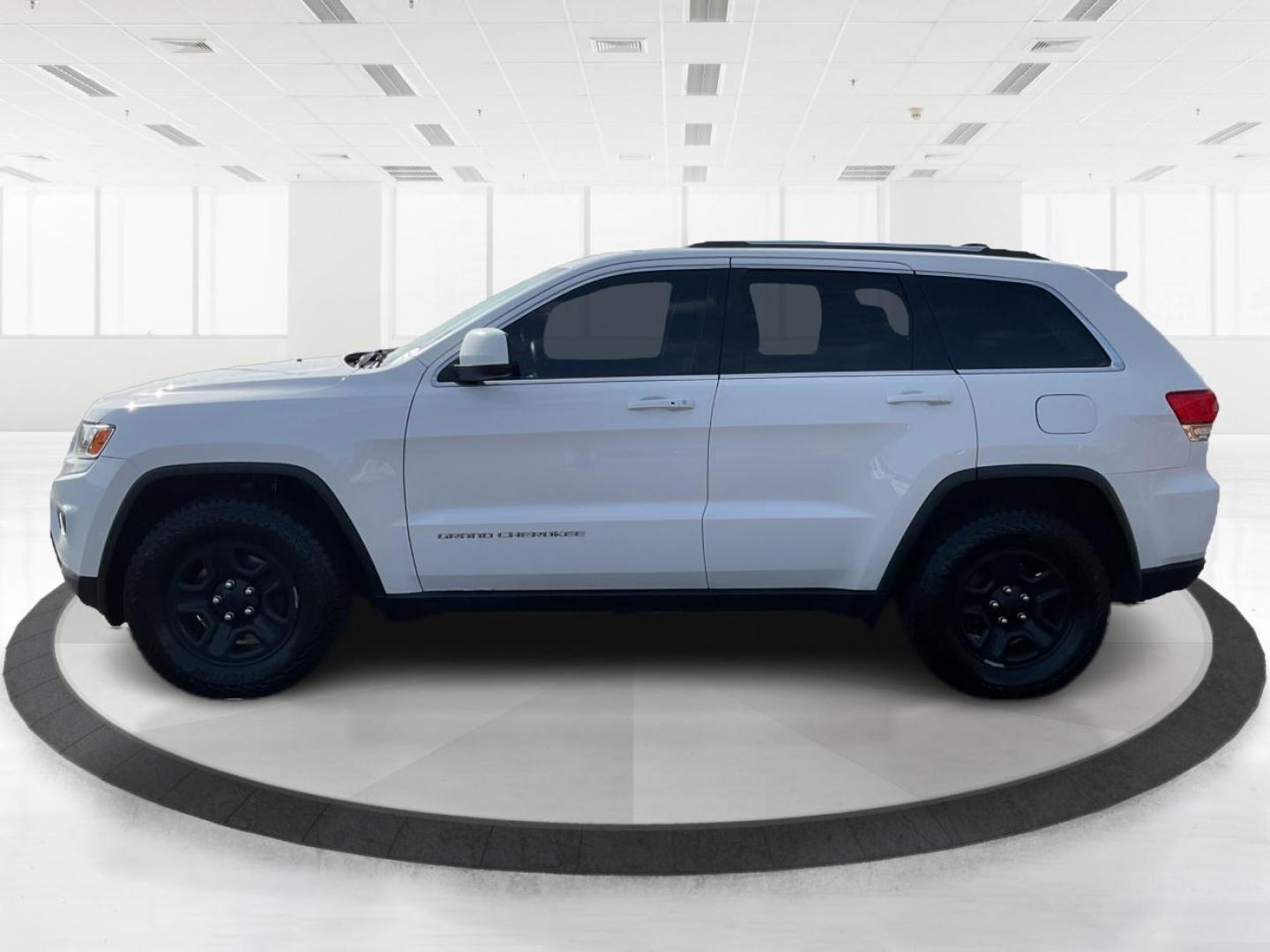 2014 Jeep Grand Cherokee Laredo (1C4RJFAGXEC) with an 3.6L V-6 DOHC engine, located at 1951 S Dayton Lakeview Rd., New Carlisle, OH, 45344, (937) 908-9800, 39.890999, -84.050255 - 2014 Jeep Grand Cherokee Laredo - Photo#5