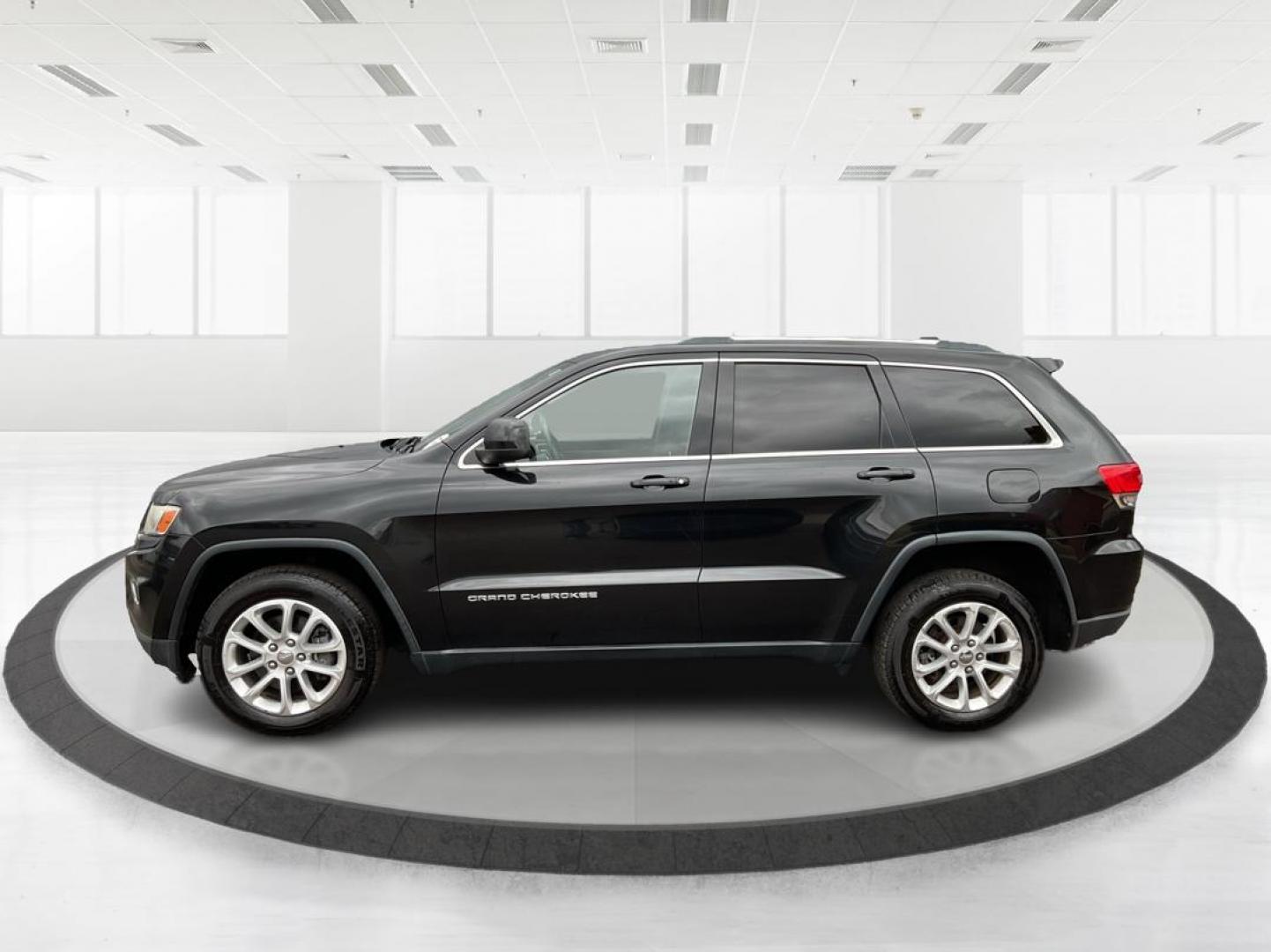 2014 Brilliant Black Crystal P Jeep Grand Cherokee Laredo 4WD (1C4RJFAG5EC) with an 3.6L V6 DOHC 24V engine, 5-Speed Automatic transmission, located at 401 Woodman Dr, Riverside, OH, 45431, (937) 908-9800, 39.760899, -84.123421 - 2014 Jeep Grand Cherokee Laredo 4WD - Photo#4