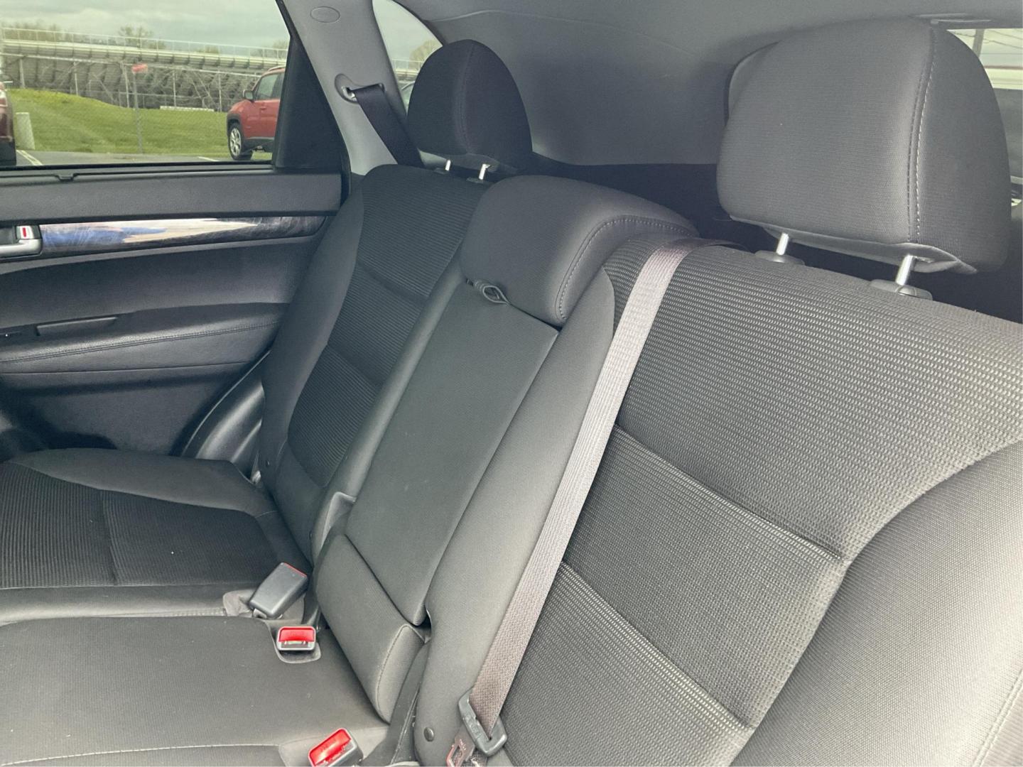 2014 Blue Kia Sorento LX 2WD (5XYKT3A64EG) with an 2.4L L4 DOHC 16V engine, 6-Speed Automatic transmission, located at 8750 N County Rd 25A, Piqua, OH, 45356, (937) 908-9800, 40.164391, -84.232513 - 2014 Kia Sorento LX 2WD - Photo#9