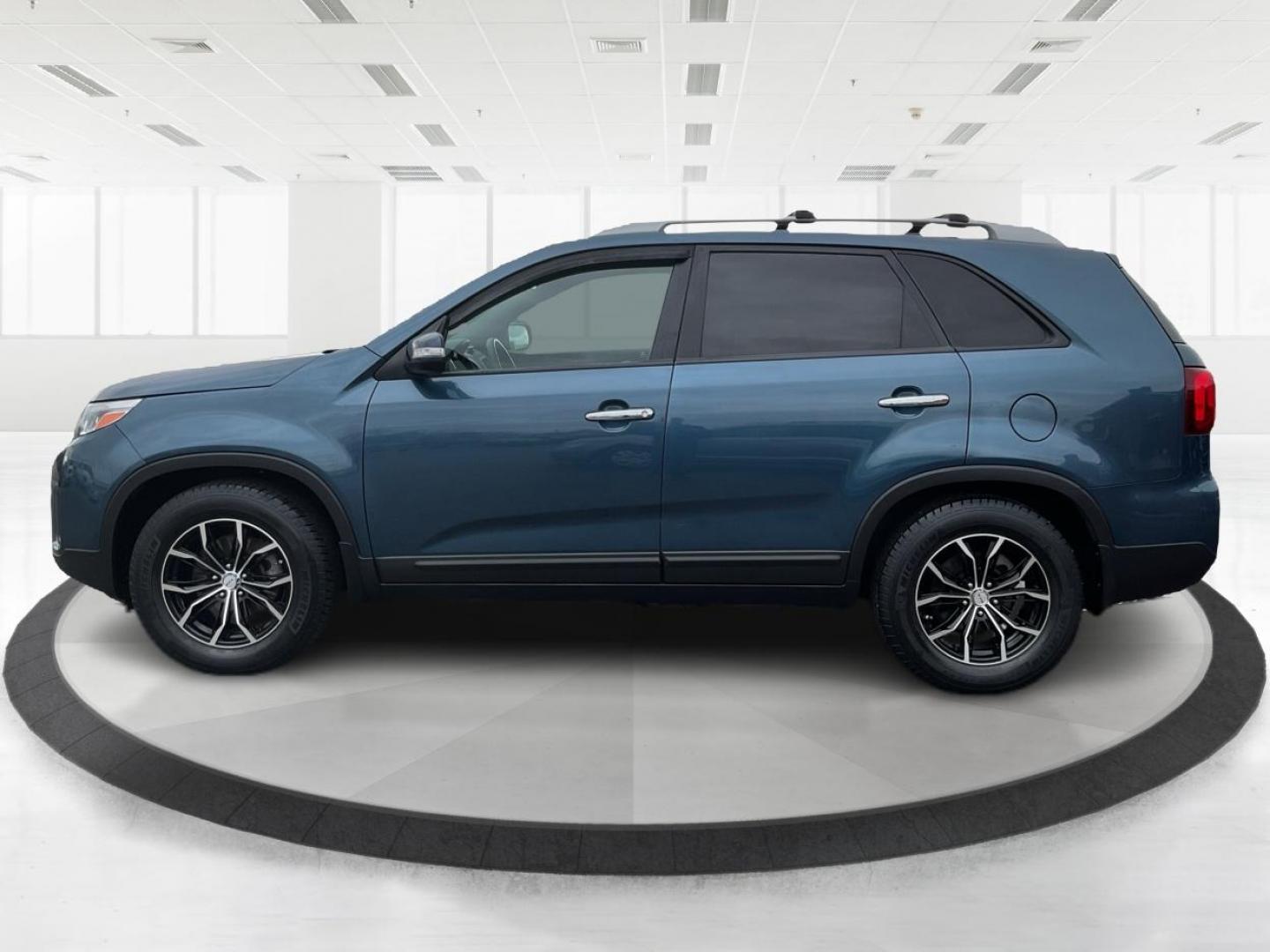 2014 Blue Kia Sorento LX 2WD (5XYKT3A64EG) with an 2.4L L4 DOHC 16V engine, 6-Speed Automatic transmission, located at 8750 N County Rd 25A, Piqua, OH, 45356, (937) 908-9800, 40.164391, -84.232513 - 2014 Kia Sorento LX 2WD - Photo#5