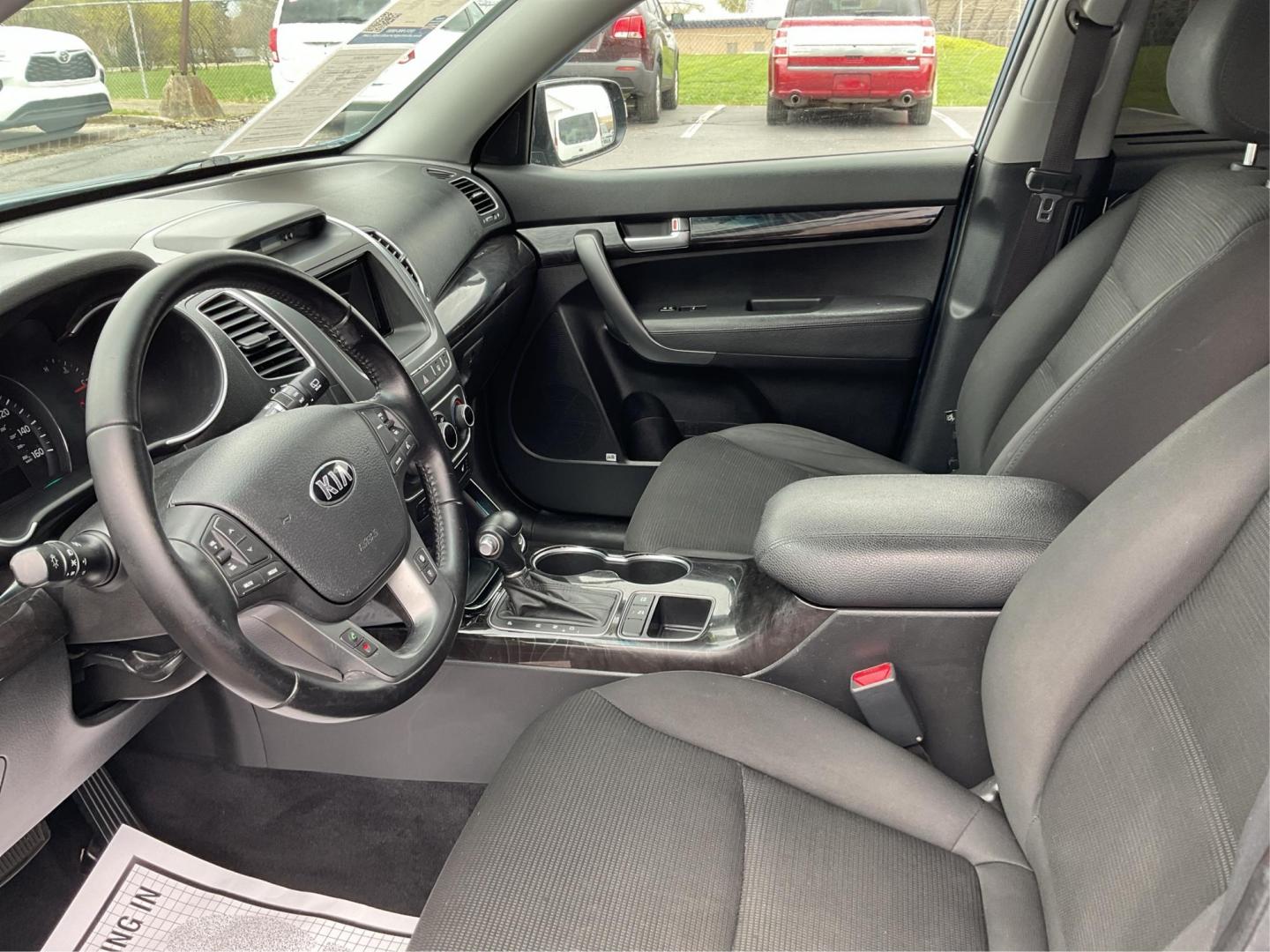 2014 Blue Kia Sorento LX 2WD (5XYKT3A64EG) with an 2.4L L4 DOHC 16V engine, 6-Speed Automatic transmission, located at 8750 N County Rd 25A, Piqua, OH, 45356, (937) 908-9800, 40.164391, -84.232513 - 2014 Kia Sorento LX 2WD - Photo#8