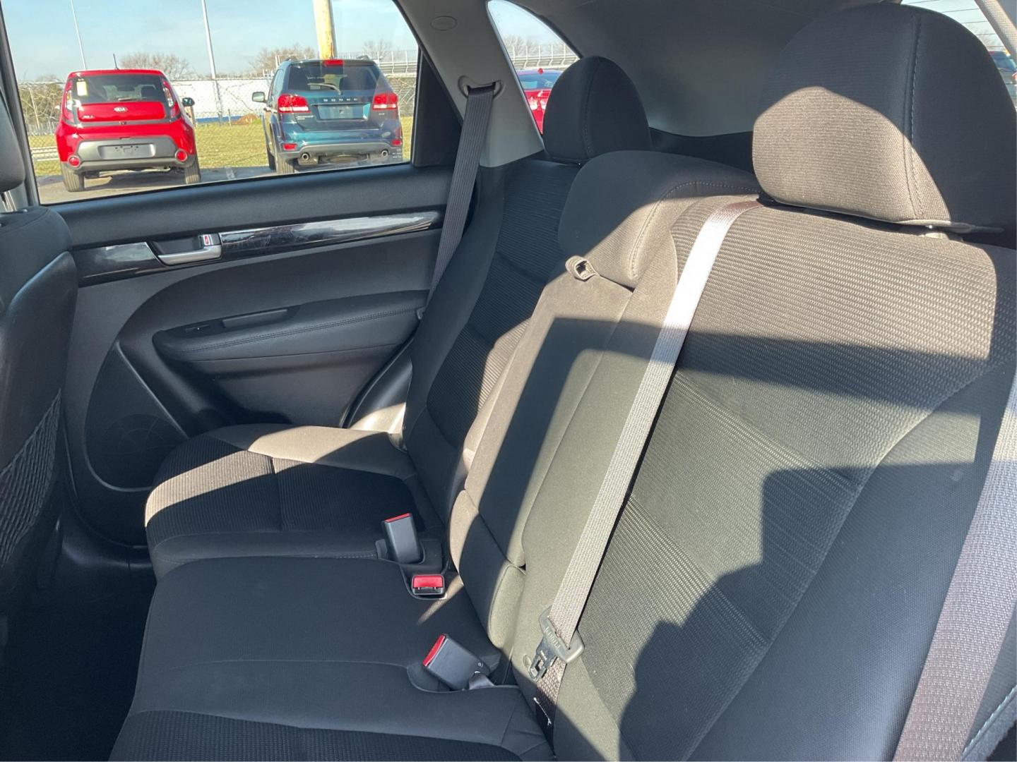 2014 Kia Sorento LX 2WD (5XYKT3A64EG) with an 2.4L L4 DOHC 16V engine, 6-Speed Automatic transmission, located at 1099 N County Rd 25A, Troy, OH, 45373, (937) 908-9800, 40.057079, -84.212883 - 2014 Kia Sorento LX 2WD - Photo#9