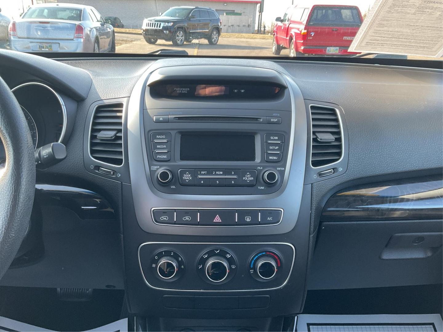 2014 Kia Sorento LX 2WD (5XYKT3A64EG) with an 2.4L L4 DOHC 16V engine, 6-Speed Automatic transmission, located at 1099 N County Rd 25A, Troy, OH, 45373, (937) 908-9800, 40.057079, -84.212883 - 2014 Kia Sorento LX 2WD - Photo#12