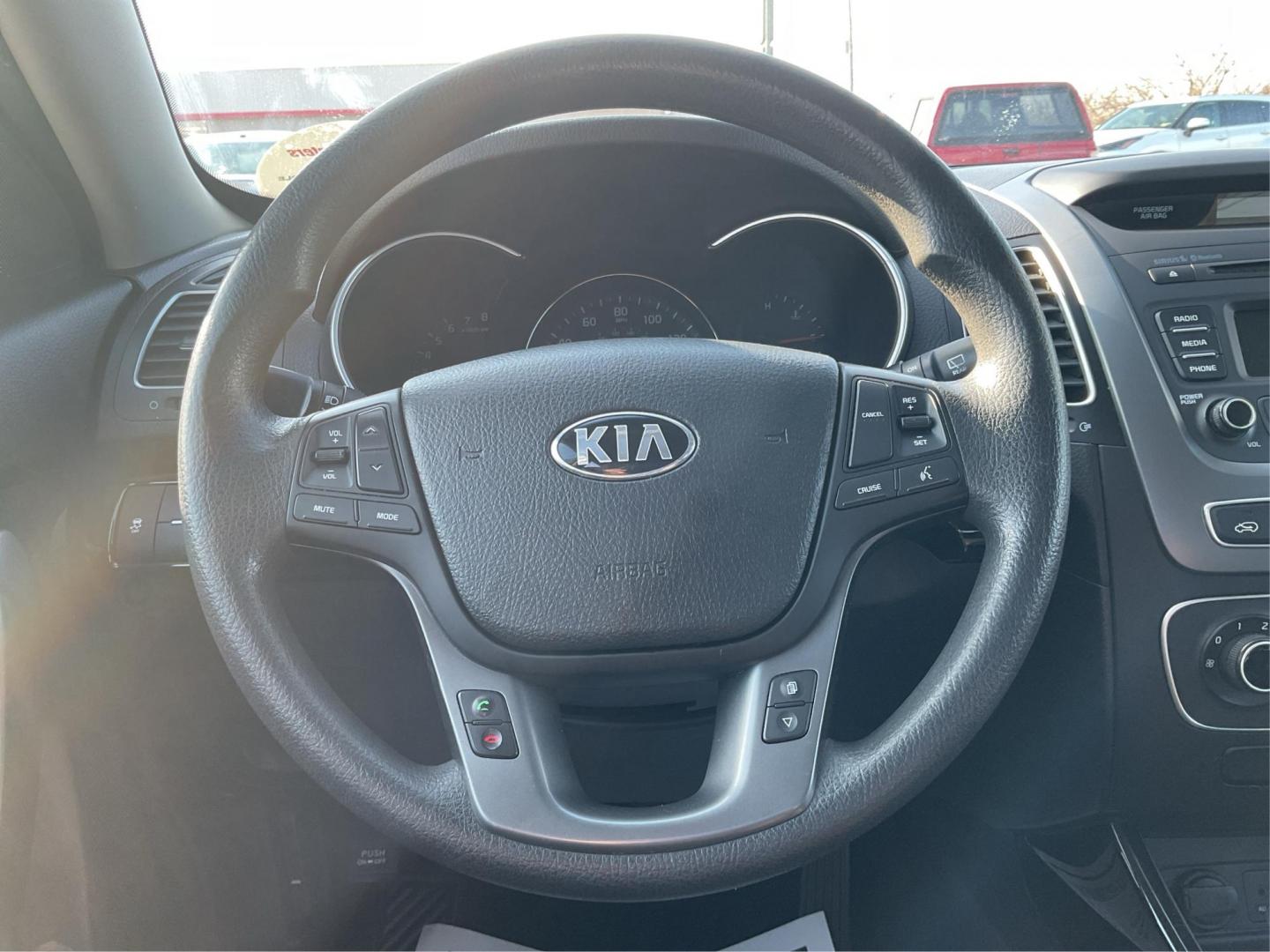 2014 Kia Sorento LX 2WD (5XYKT3A64EG) with an 2.4L L4 DOHC 16V engine, 6-Speed Automatic transmission, located at 1099 N County Rd 25A, Troy, OH, 45373, (937) 908-9800, 40.057079, -84.212883 - 2014 Kia Sorento LX 2WD - Photo#15