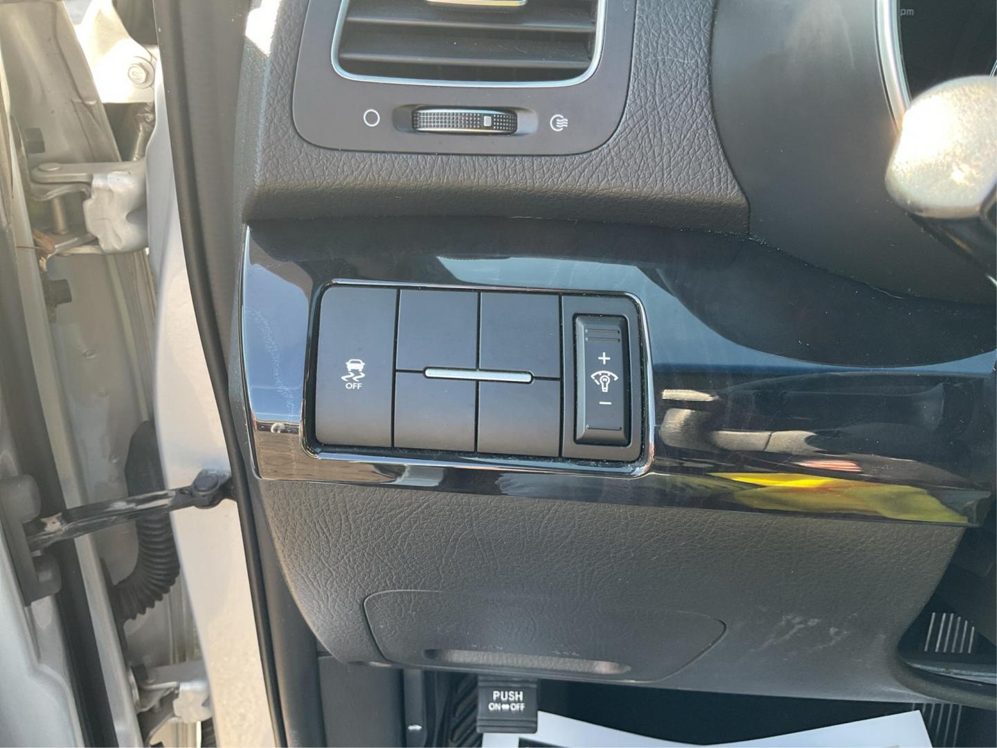 2014 Kia Sorento LX 2WD (5XYKT3A64EG) with an 2.4L L4 DOHC 16V engine, 6-Speed Automatic transmission, located at 1099 N County Rd 25A, Troy, OH, 45373, (937) 908-9800, 40.057079, -84.212883 - 2014 Kia Sorento LX 2WD - Photo#16