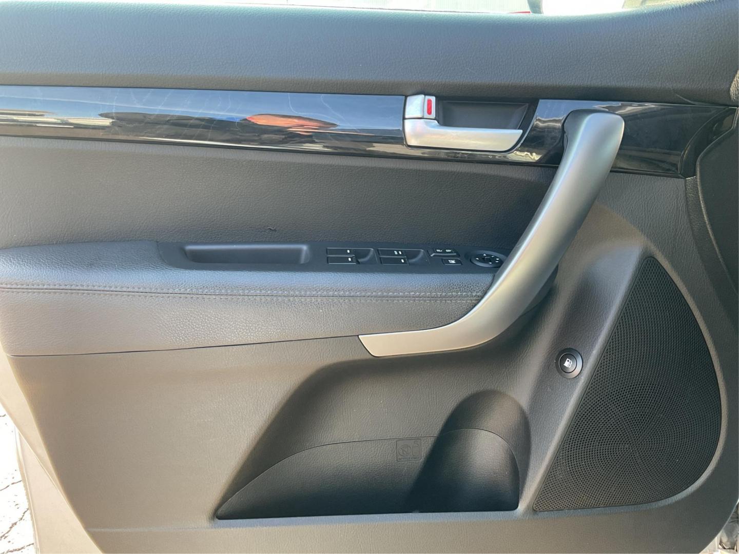2014 Kia Sorento LX 2WD (5XYKT3A64EG) with an 2.4L L4 DOHC 16V engine, 6-Speed Automatic transmission, located at 1099 N County Rd 25A, Troy, OH, 45373, (937) 908-9800, 40.057079, -84.212883 - 2014 Kia Sorento LX 2WD - Photo#17