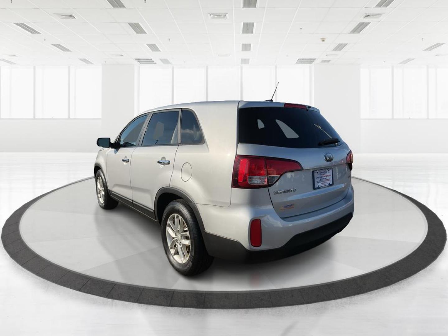 2014 Kia Sorento LX 2WD (5XYKT3A64EG) with an 2.4L L4 DOHC 16V engine, 6-Speed Automatic transmission, located at 1099 N County Rd 25A, Troy, OH, 45373, (937) 908-9800, 40.057079, -84.212883 - 2014 Kia Sorento LX 2WD - Photo#4