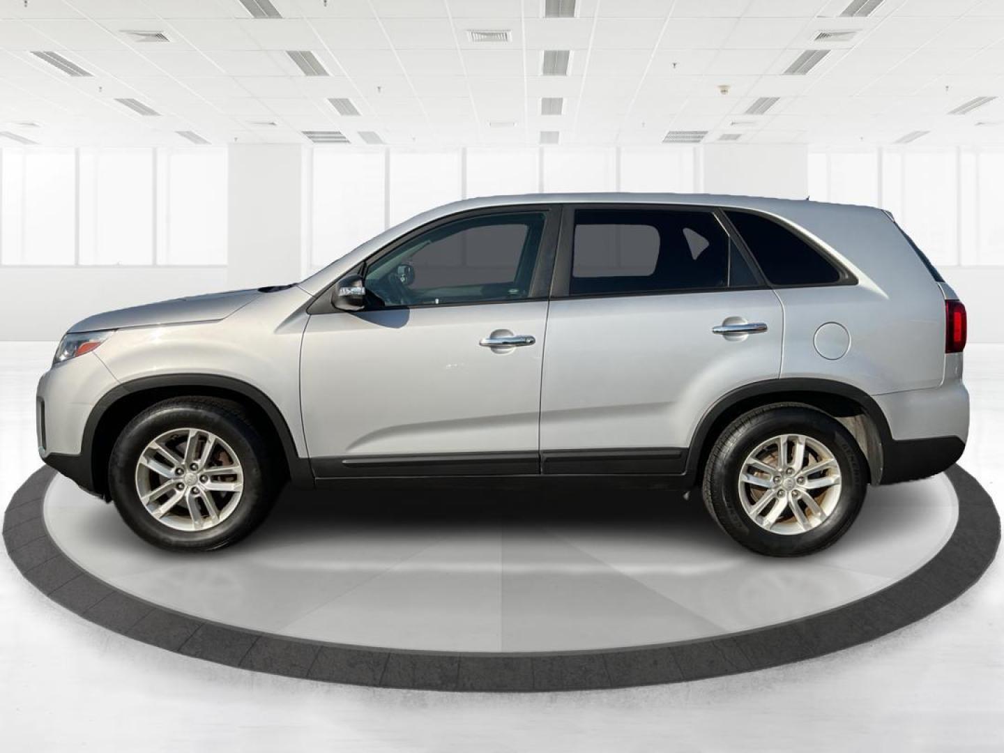 2014 Kia Sorento LX 2WD (5XYKT3A64EG) with an 2.4L L4 DOHC 16V engine, 6-Speed Automatic transmission, located at 1099 N County Rd 25A, Troy, OH, 45373, (937) 908-9800, 40.057079, -84.212883 - 2014 Kia Sorento LX 2WD - Photo#5